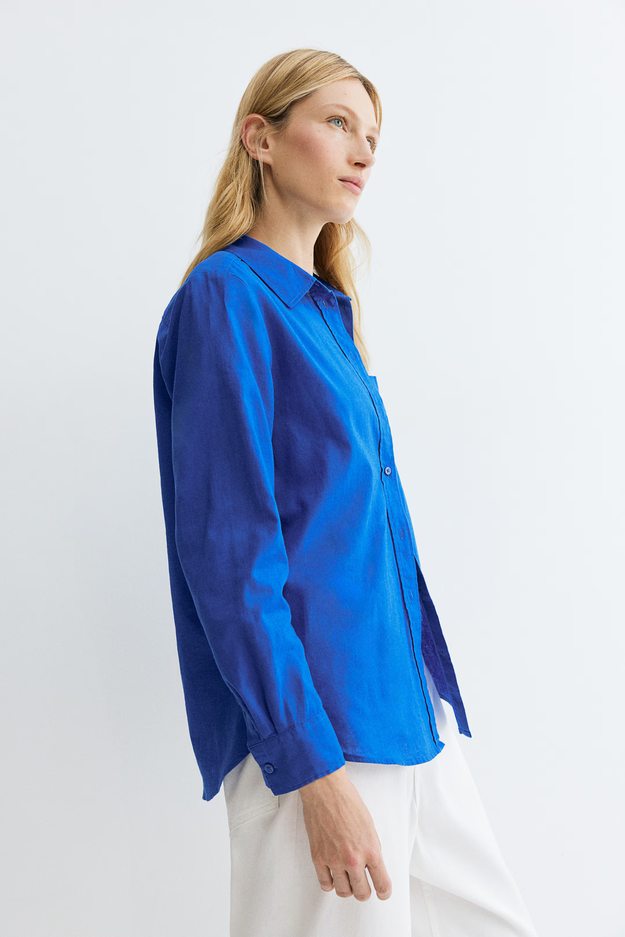 Camisa en mezcla de lino - Manga larga - Largo normal - Azul vivo - MUJER | H&M ES | H&M (FR, IT, ES, PT, BE)
