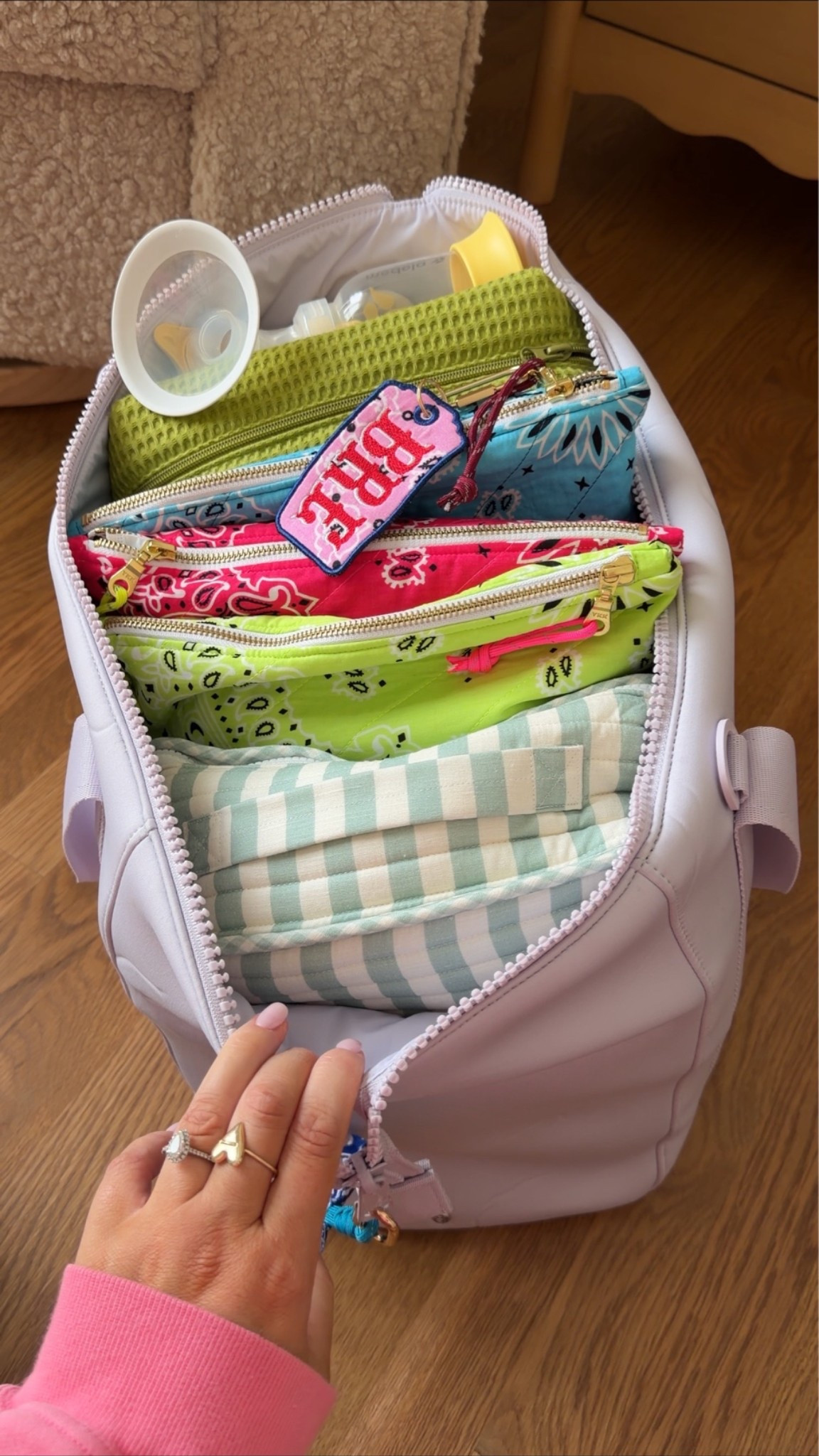 Hospital bag:
Dagne Dover bag (large)
Going home outfit
Eye masks
Nursing bra
Wire free bra
Postpartum faves
Onesies (one for boy and girl)
Flip flops 

#hospitalbag #pregnancy #pregnant #bresheppard