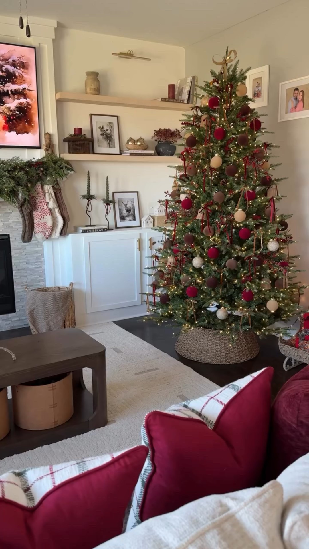 Last Christmas diaries...🎄⛄️❤️ I've been loving to do a mix of dark red, earthy and neutral colors. 

Can’t wait to start creating new memories and styling this year’s Christmas décor all over again! 🌲✨
.
.
.
.
.
.
#homedecor #christmasdecor #homedesign #homestyling #homedecoration #christmastree #holidayhome