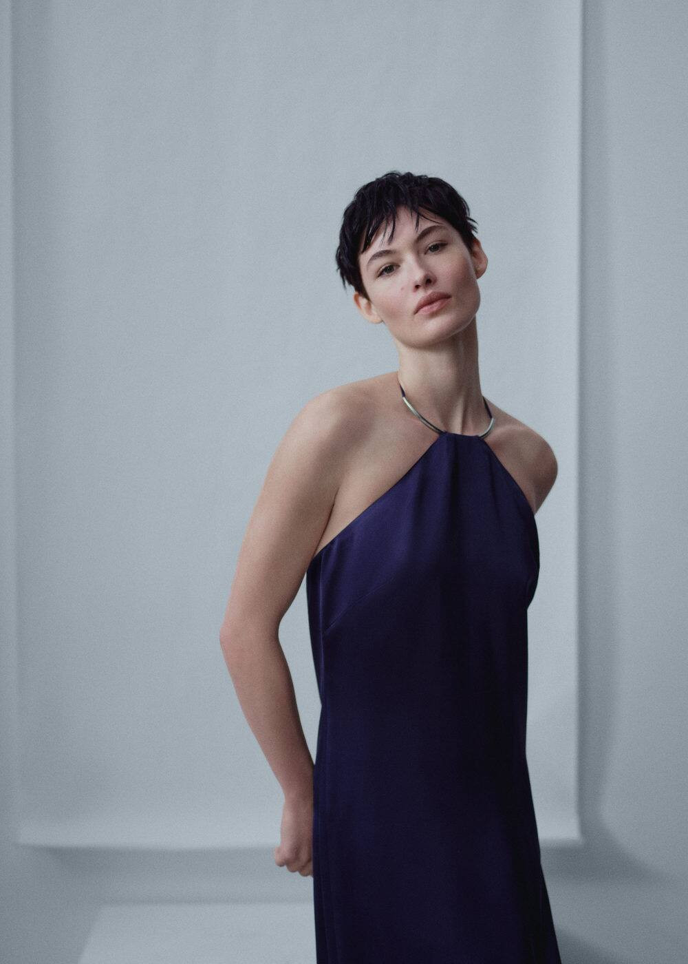 Satin-kleid mit steifem halsband -  Damen | Mango Deutschland | MANGO (DE)