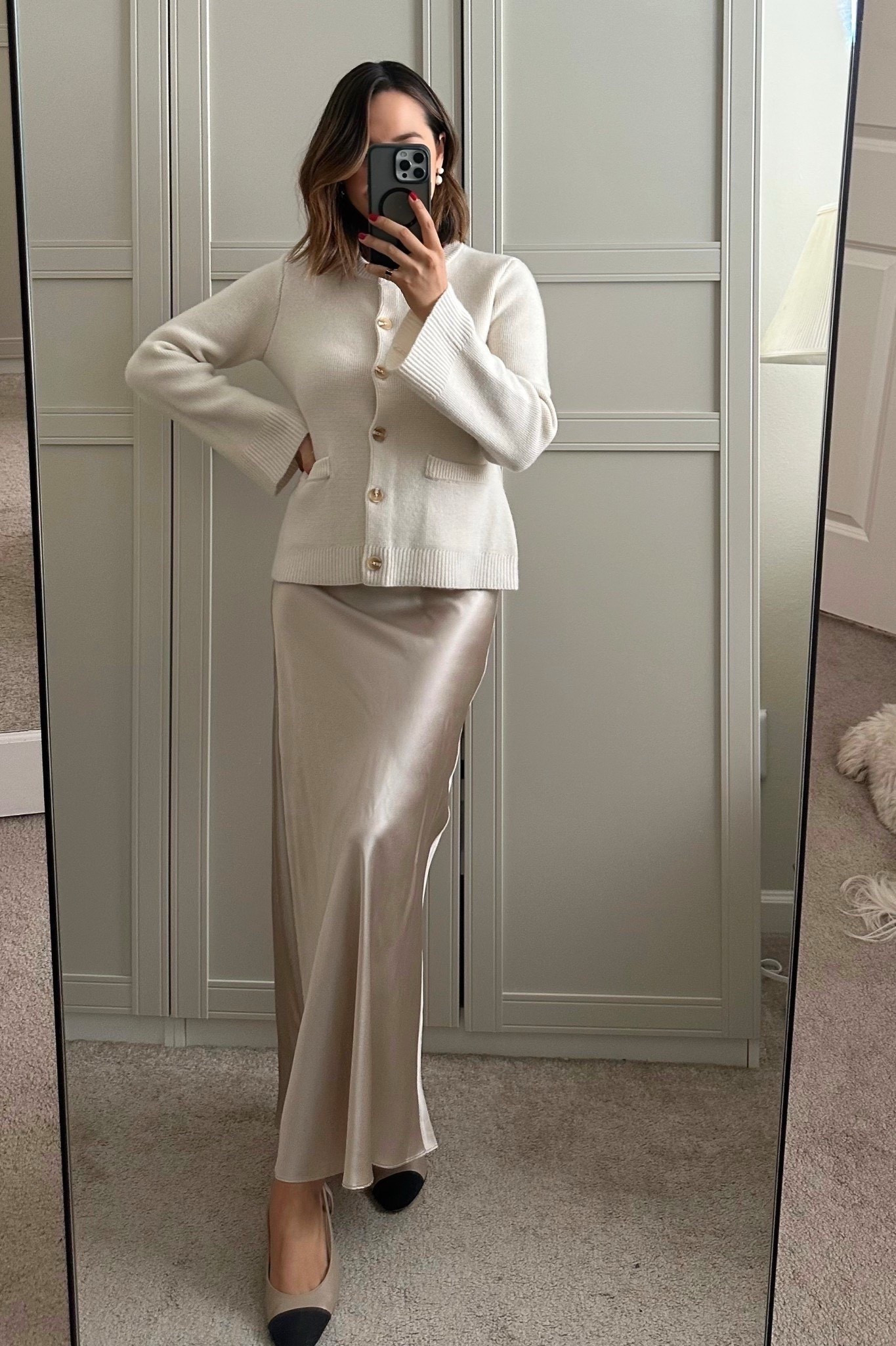 Easy & cozy holiday outfit with a sweater cardigan and silk skirt 

Quince cardigan — xs 
Maxi skirt 

#LTKHoliday #LTKootd