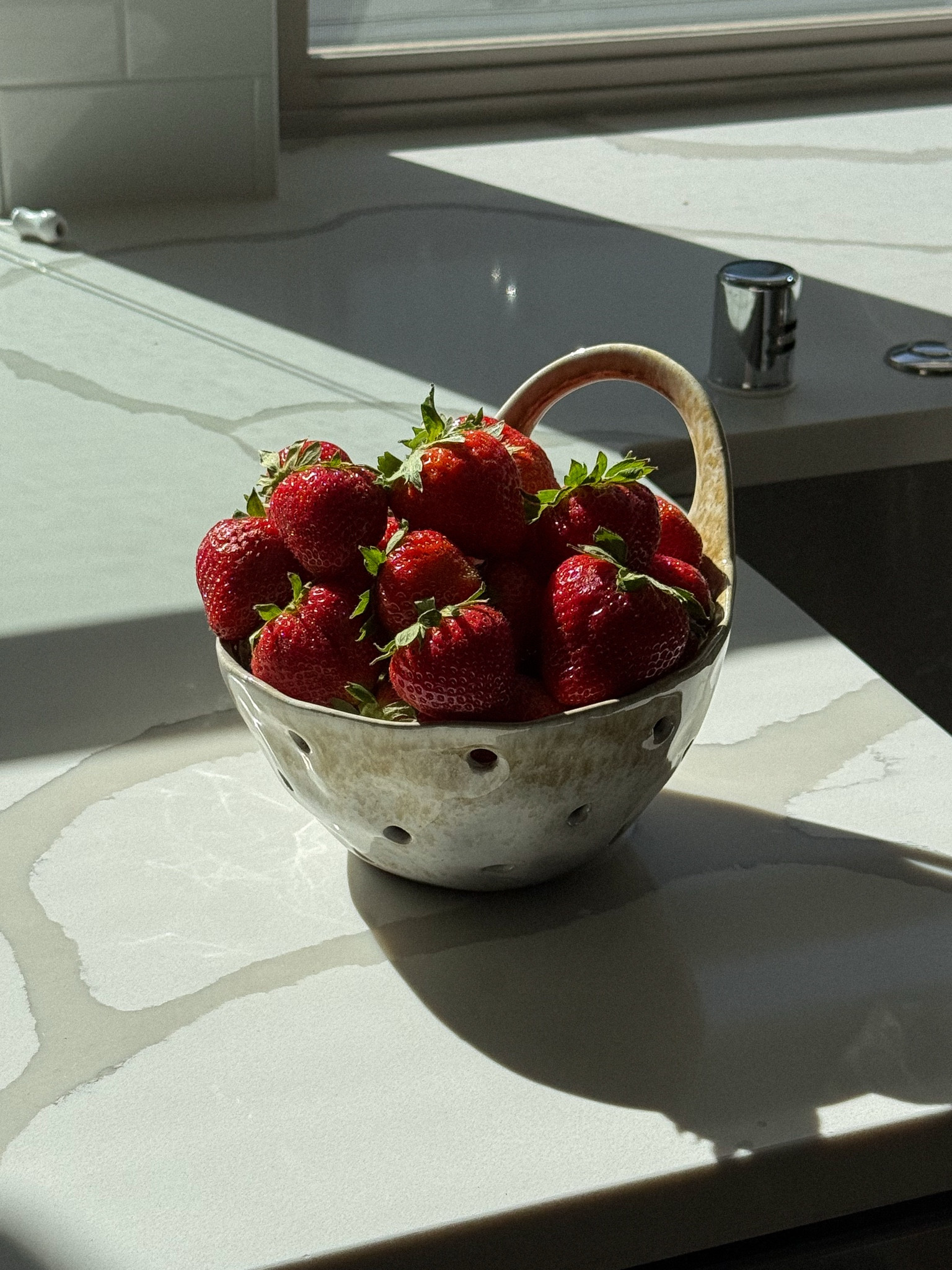 the ceramic berry colander + fresh strawberries = peak spring energy 🍓✨

strawberry season, ceramic colander, cozy kitchen finds, spring kitchen, slow living, home aesthetic, everyday moments, farmers market finds, cozy home vibes, kitchen decor

#LTKfoodie #LTKHome