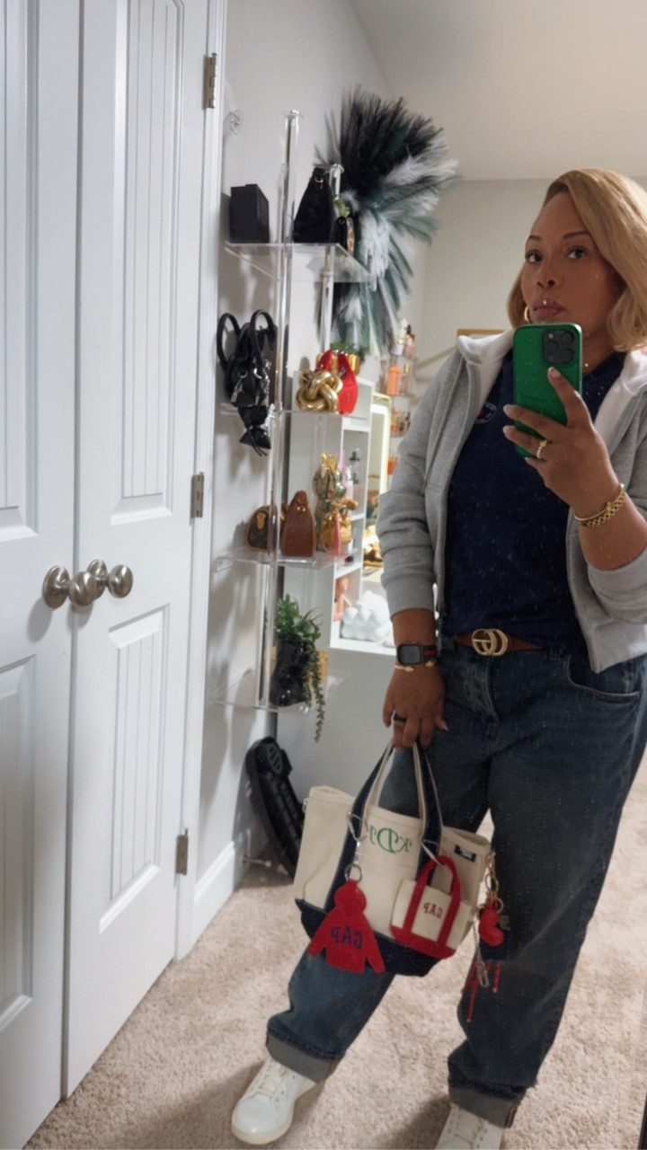 Hey Girl! 
OOTD! It’s giving preppy mom on the go! 
Details linked in my bio➡️