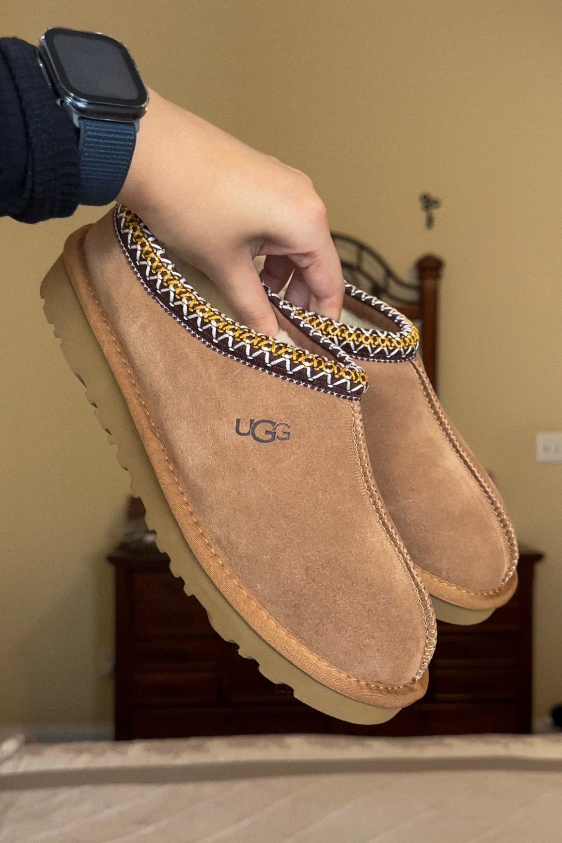 Dupes from the gate!✨
So this is deff one of my favorite finds from the gate!! I’ve had them for about a year now and not only do they fit perfect, they’re soo comfortable and they’re IDENTICAL to the real ones!!
#uggtasmans #uggtasmandupe #uggtasman #dhgate #dhgatedupe #uggtasmanchesnut