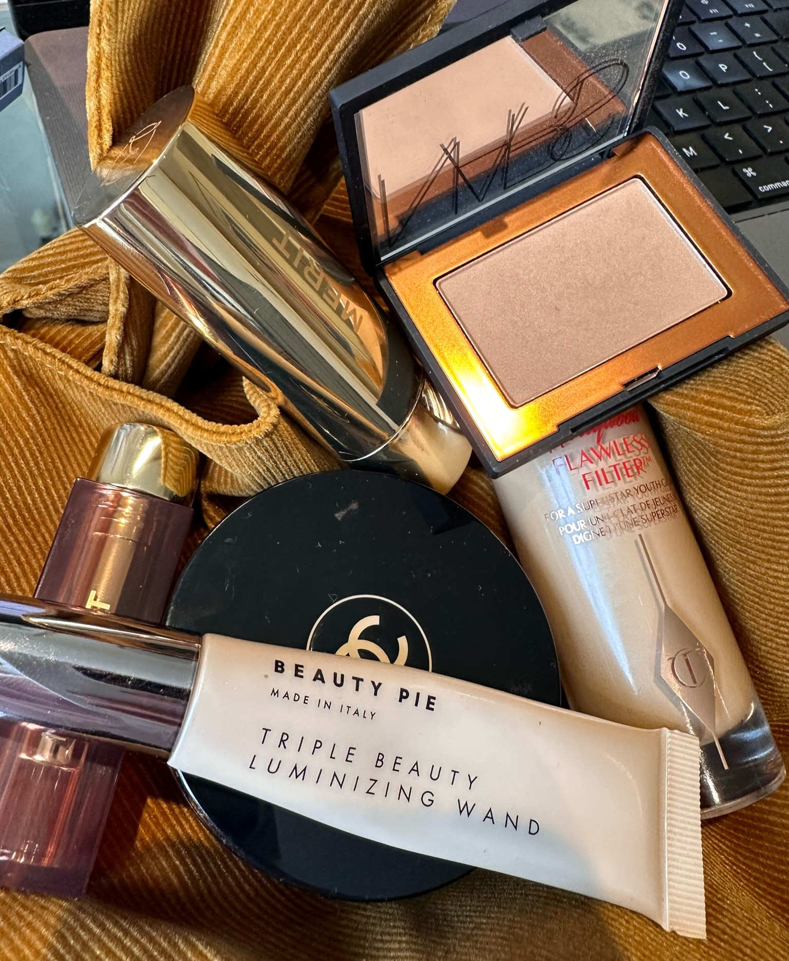 Glow kit 🌞

A sweep of this a dab of that - objective - sun-drenched 🌅 Even just two of these together would give all the glowing skin we love. Current go-to crowd 

Chanel Les Beiges Healthy Glow Bronzer 
Nars Laguna Bronzer 
Charlotte Tilbury Hollywood Flawless Filter 
Merit Beauty Bronze Balm in Clay, 
Signature Lip in Millennial - make up bag also Merit (free with purchase) 
Beauty Pie Illuminating Wand in Champagne 

#LTKunder50 #LTKbeauty #LTKeurope