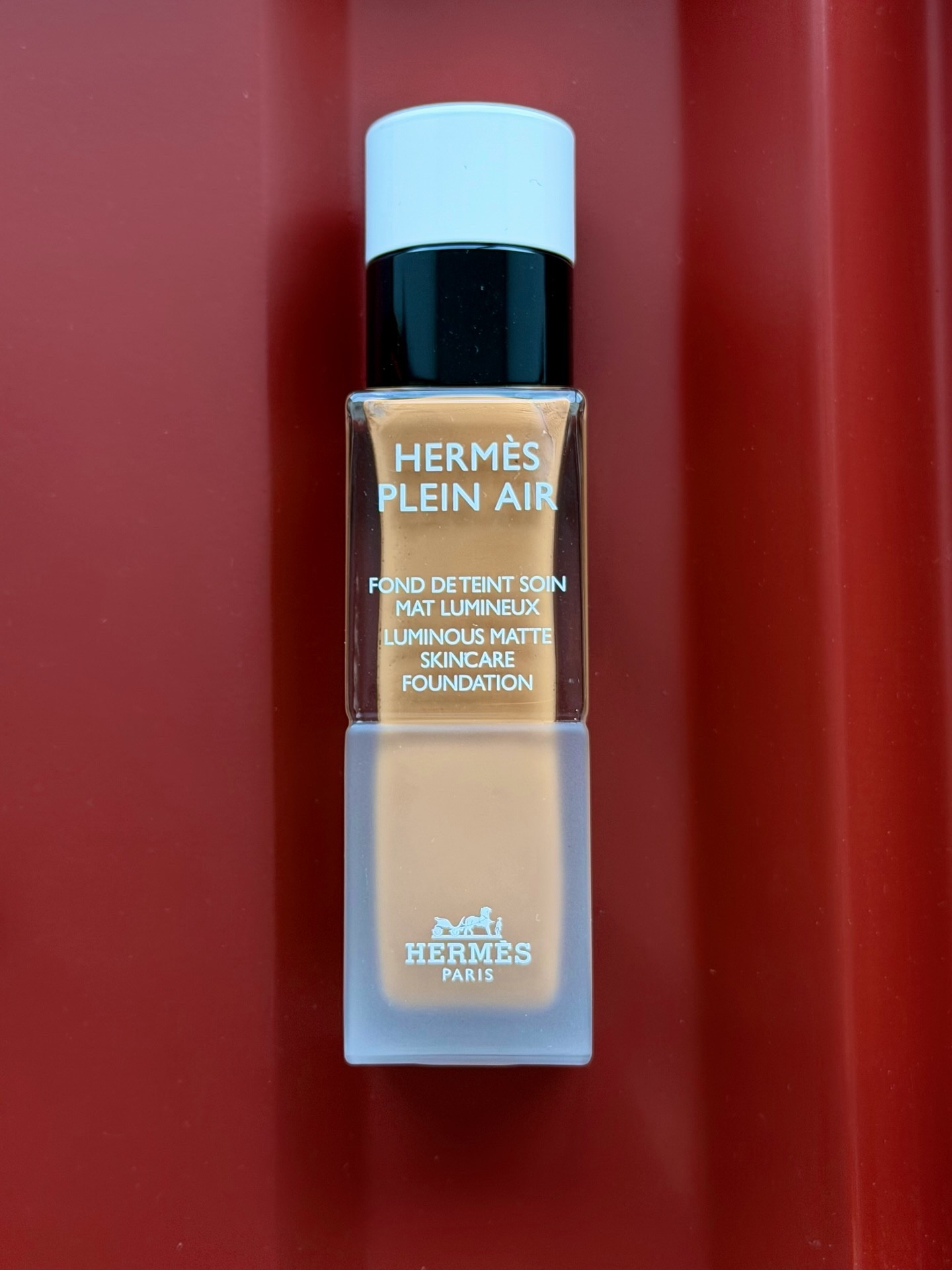 Tell me three characteristics of your ideal foundation!
It’s only March and there were already so many foundation launches with @hermes Plein Air being one of them! 
It’s very light in texture, light coverage, extended color range, ingredients such as Hyaluronic Acid, Titanium Dioxide (mineral SPF protection) and Vitamin e. 
Of course I will come back with application video, until then we can all agree that the packaging is absolute elegance!