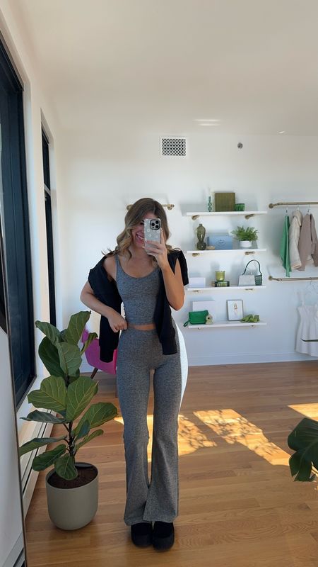 Gray matching set flare pants and built-in sports bra tank
top: sized down to an xs
bottoms: small long


#LTKSpringSale #LTKfindsunder100 #LTKfitness
