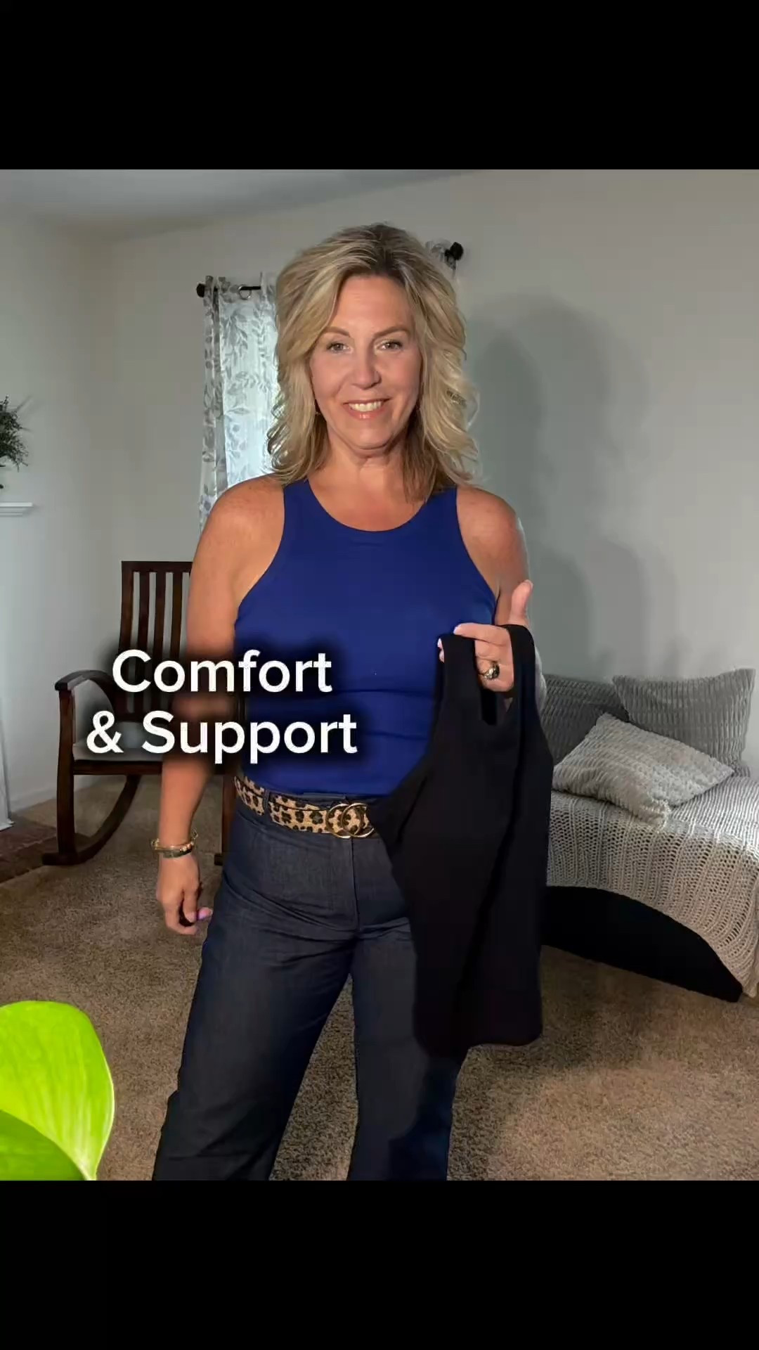 Ribbed tank with built in bra

Comfort and support 

I’m wearing a size large

🌈available in a variety of colors 

Bust size 34C
I wear a size 12/14 or Lg in most clothes