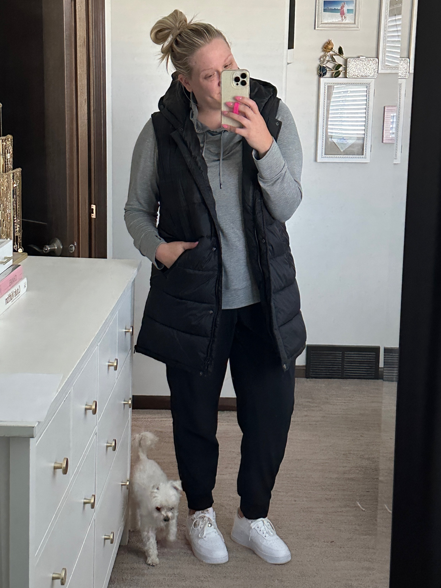 Fall errand uniform! 
Cowl: tts - xl 
Vest: tts- xl 
Joggers: tts- xl 
Air Force 1: run big size 1/2 size down