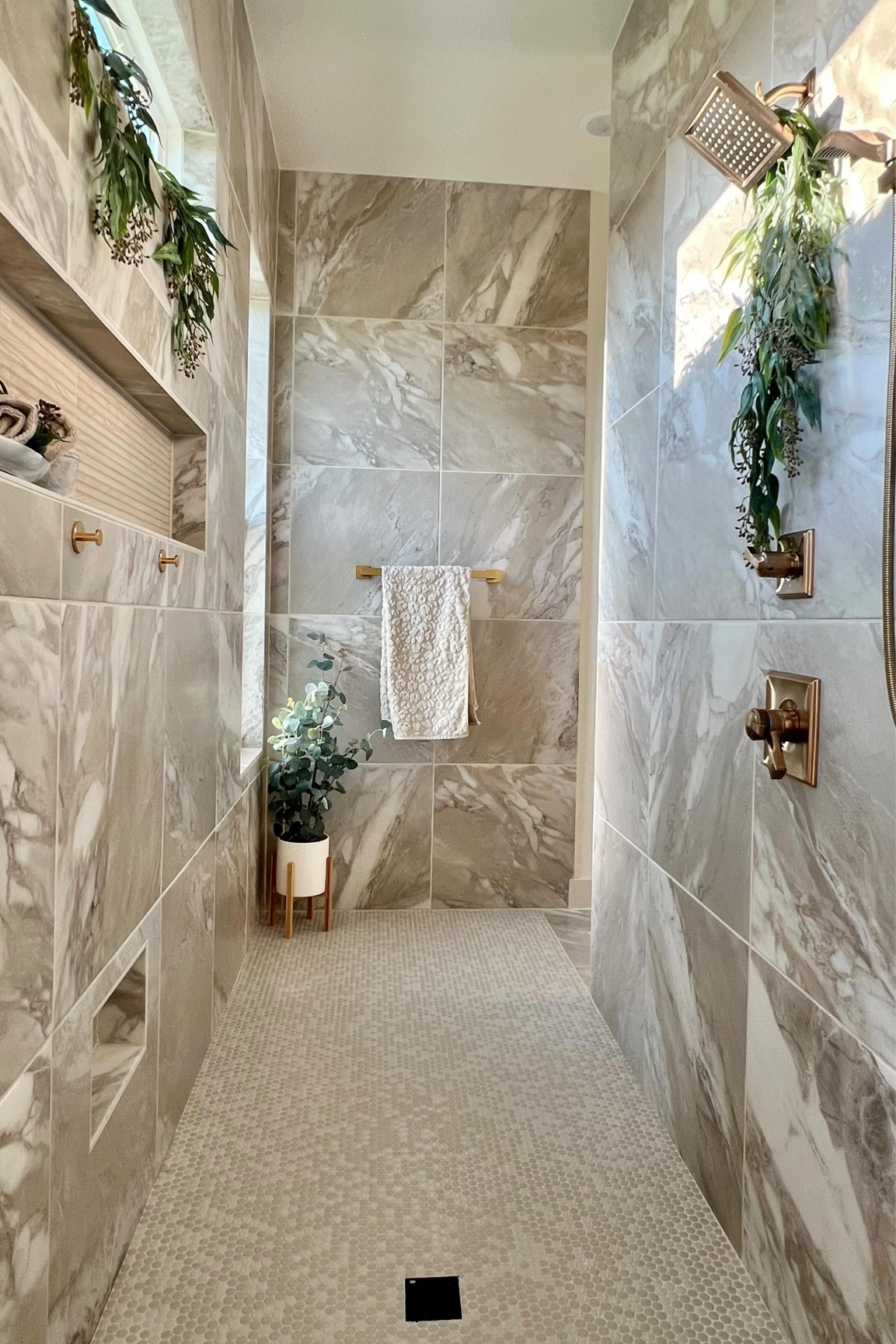 Eye spy something green. 🍃🪴🍃

Ladies, elevate your time in the shower with a touch of greenery to give it that spa-like feeling. Even if it’s artificial branches from the clearance isle at hobby lobby, nature automatically creates a calming effect. So here’s your sign to turn part of your daily routine into a mini escape! 
•
•
•
#lifehack #busymom #shower #homespa #relax #unwind #escape #customshower #customhomes #passthroughshower #design #showergoals #bathroomgoals #showersofinstagram #bathroomsofinstagram