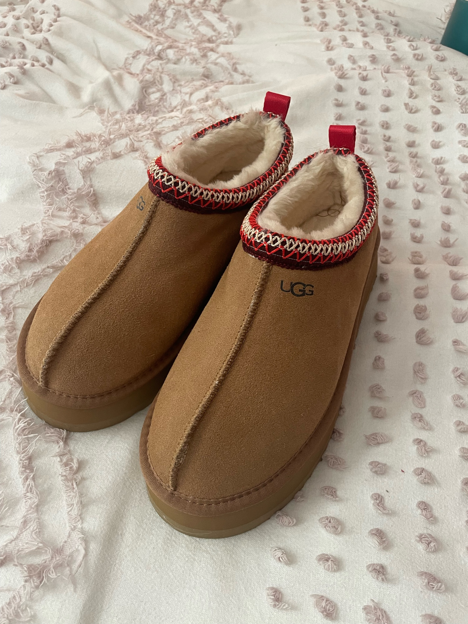 “uggs” …allegedly 

#LTKSeasonal #LTKfindsunder50 #LTKshoecrush