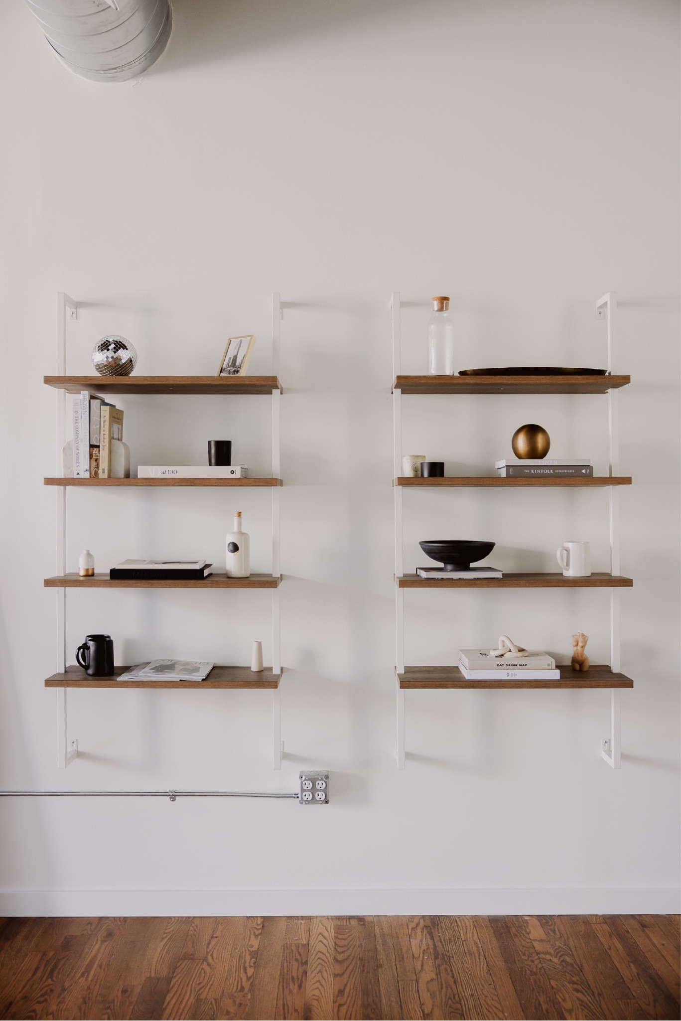 Opening shelving is my favorite accessory #openshelves #homedecor #coffeetablebooks
#shelfstyling 

#LTKhome