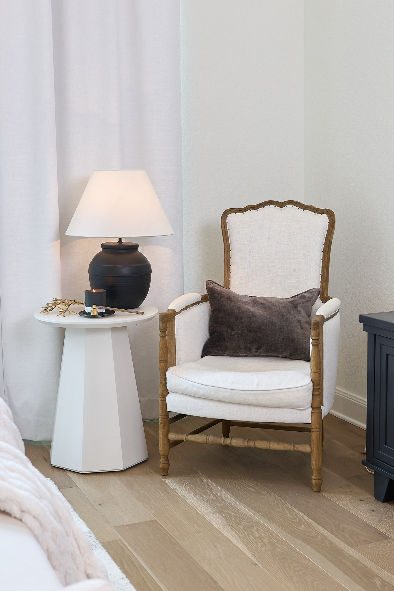 Added this black lamp to the seating area in our bedroom 🖤


Black lamp
Bedroom
Target finds

#LTKHome