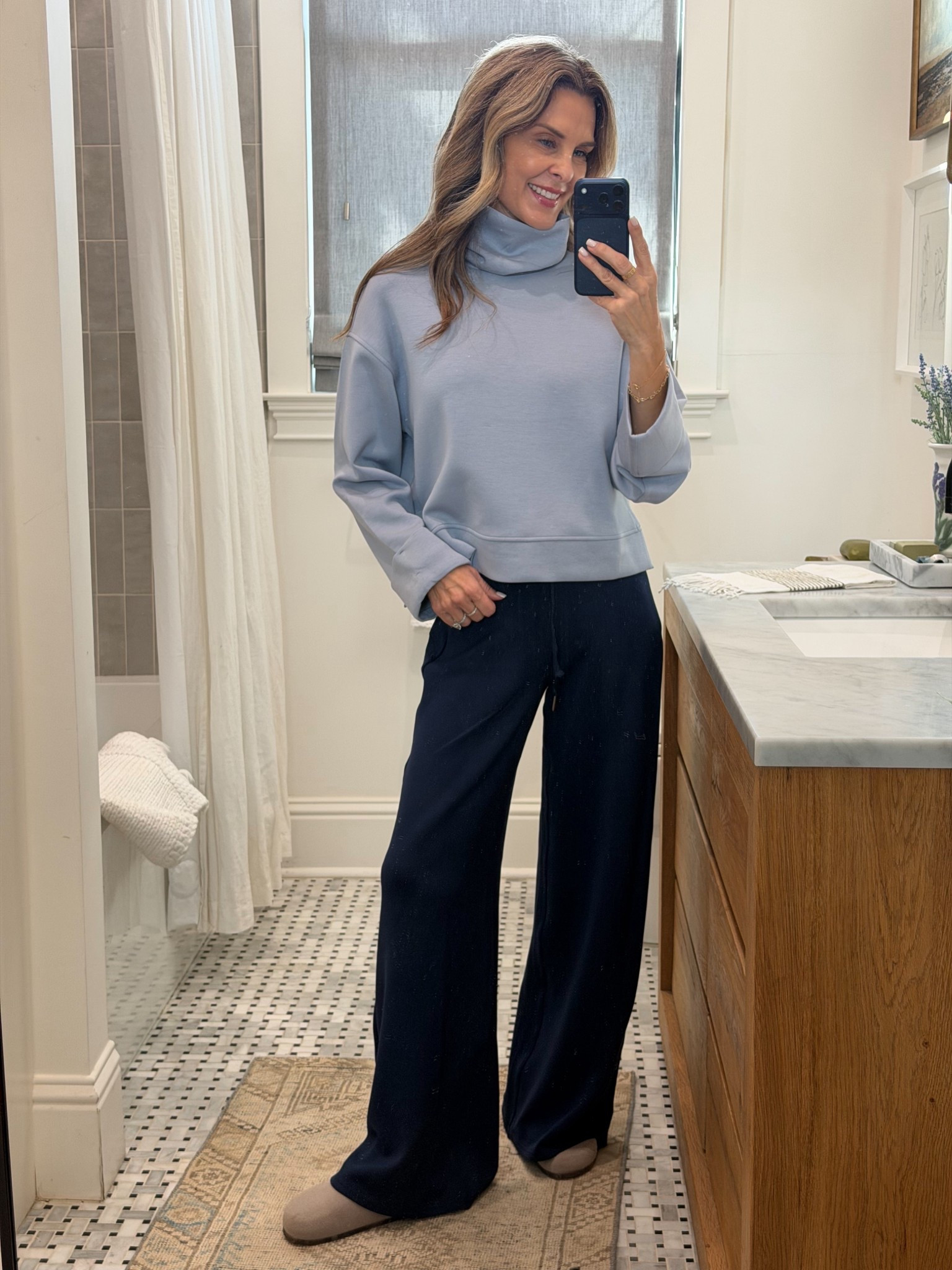 I’m 5’6’’. Wearing regular length in the pants, size S in the top! Use code FASHIONEDLIFEXSPANX for a discount (new customers only).