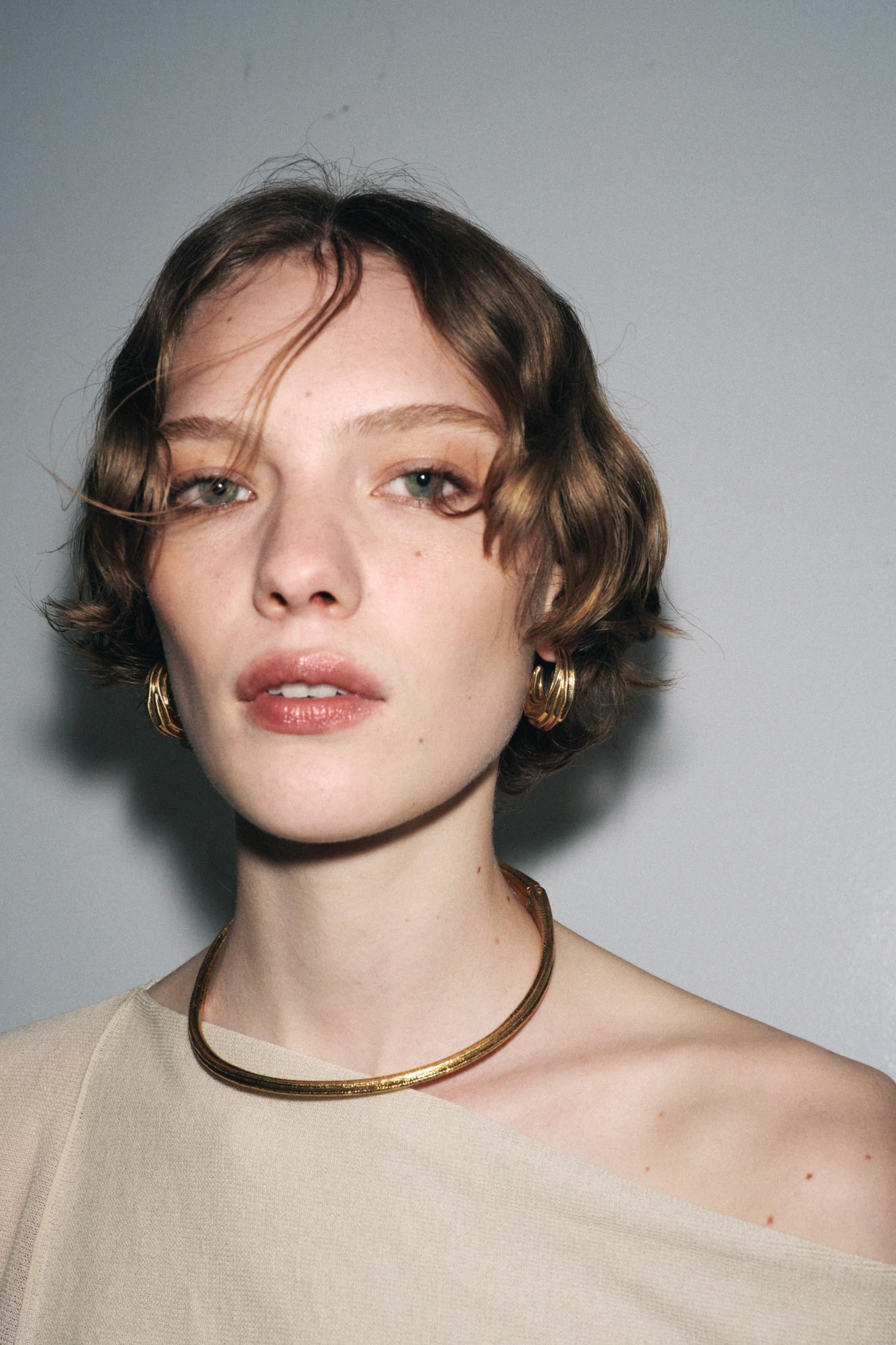 TEXTURED MEDIUM HOOP EARRINGS | Zara US