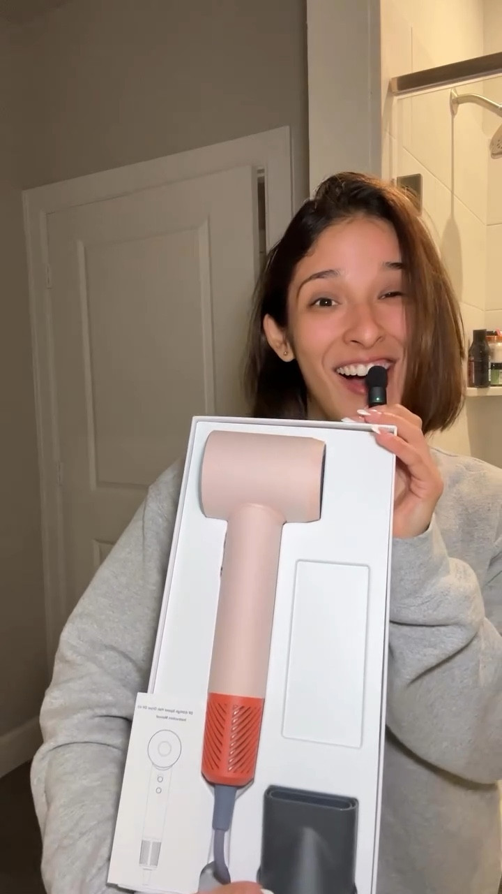 ¡Unboxing time! 📦💕✨ Este secador es demasiado cute y perfecto para mi rutina!!!

Si amas el estilo girly, te va a encantar. Lo conseguí en Amazon y les dejo el link en mi perfil. 

 ¿Les gusta? 💕🎀 

#lifestyle #beauty #amazonfinds #hairtools #haircare #houstoncontentcreator #unboxing