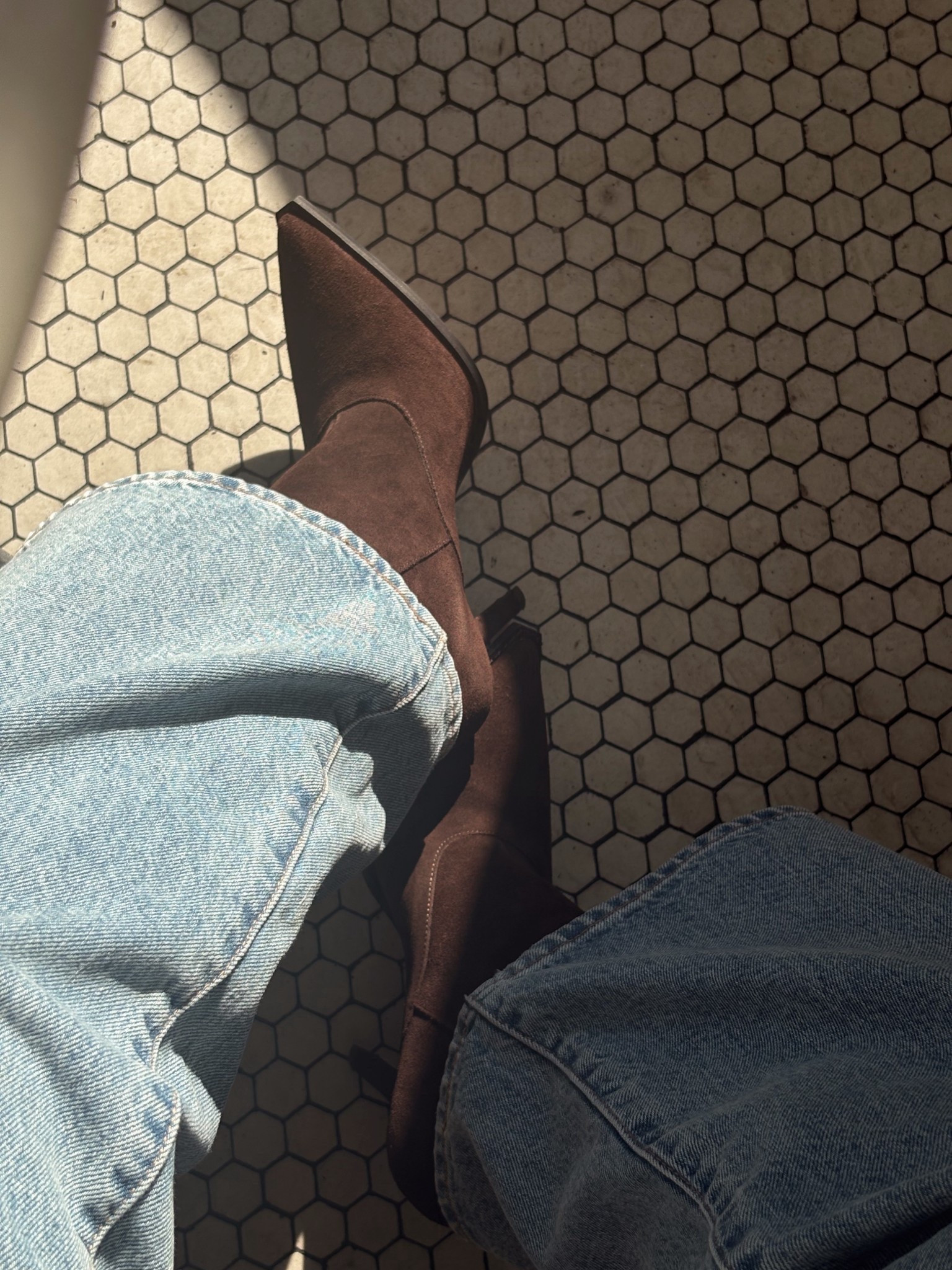 Wow. Obsessed with you. These gorgeous boots are on SALE and worth every penny 🤌🏼


These boots are mid shin so they’re #petitefriendly too! Run TTS #vincecomuto