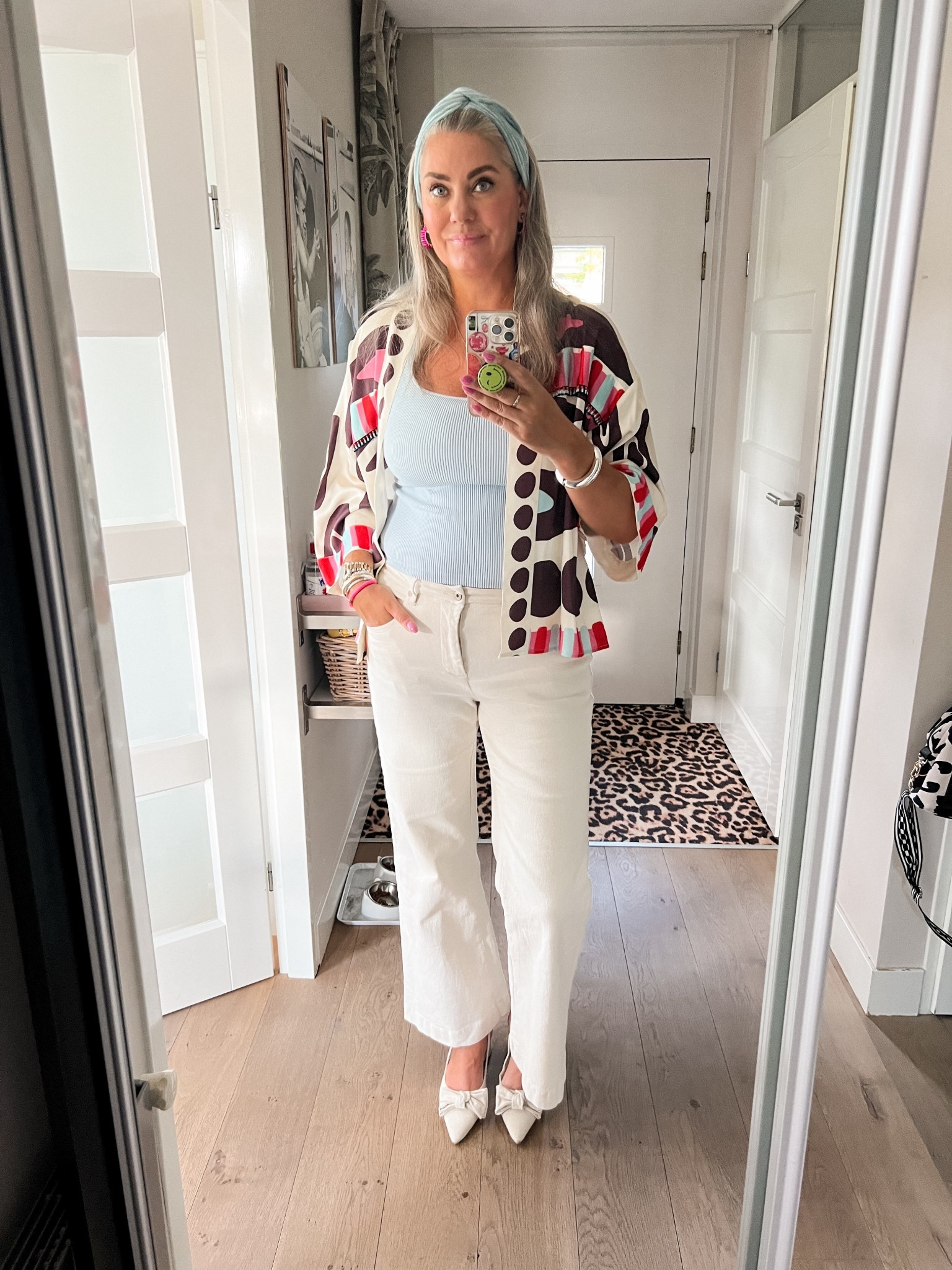 Ootd - Tuesday. Baby blue viral bra top (L) paired with a beige kick flare jeans (old, Norah), linnen look slingback shoes with bow details and a graphic print kimono (Parfois) 



#LTKeurope #LTKworkwear #LTKmidsize