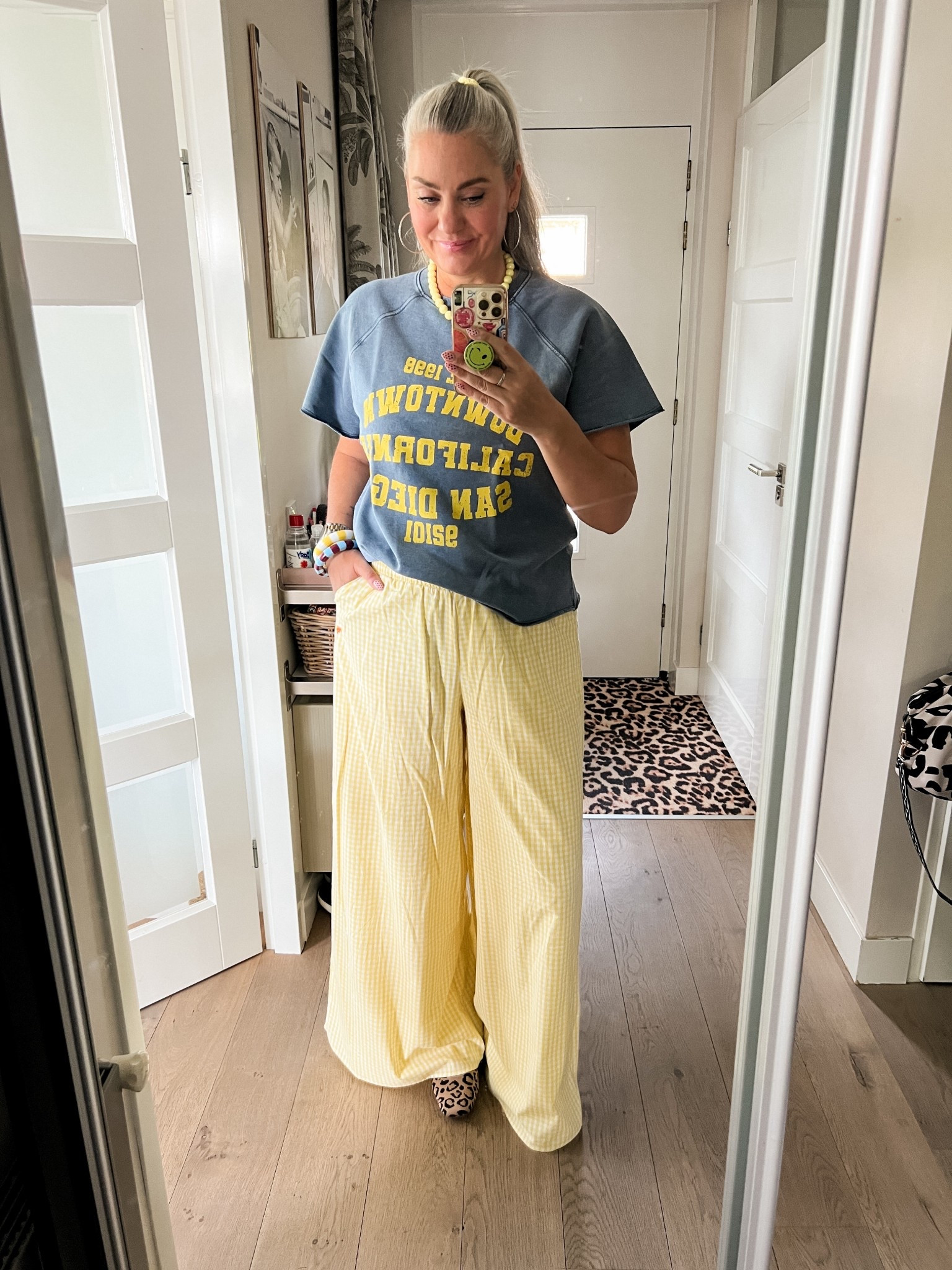 OOTD - Zaterdag. Blauwe top met gele print is van Zara van vorig jaar (M), gele broek met Vichy ruitje is van Harper & Yve van vorig jaar (XL), gele ketting van een lokale boutique, gestreepte armbanden en grote oorringen. Luipaard print ballerina’s van Vivaia (code Vivaia4U)





#LTKmidsize #LTKnederlands #LTKeurope