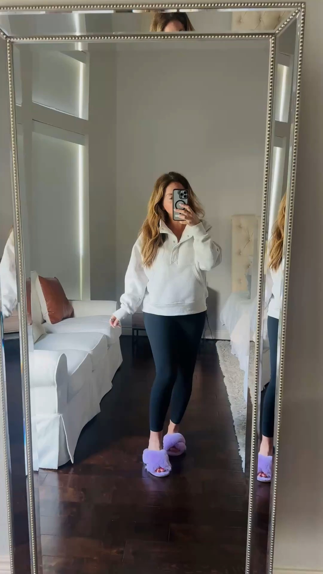Cozy sweatshirt with front pocket and collar snaps