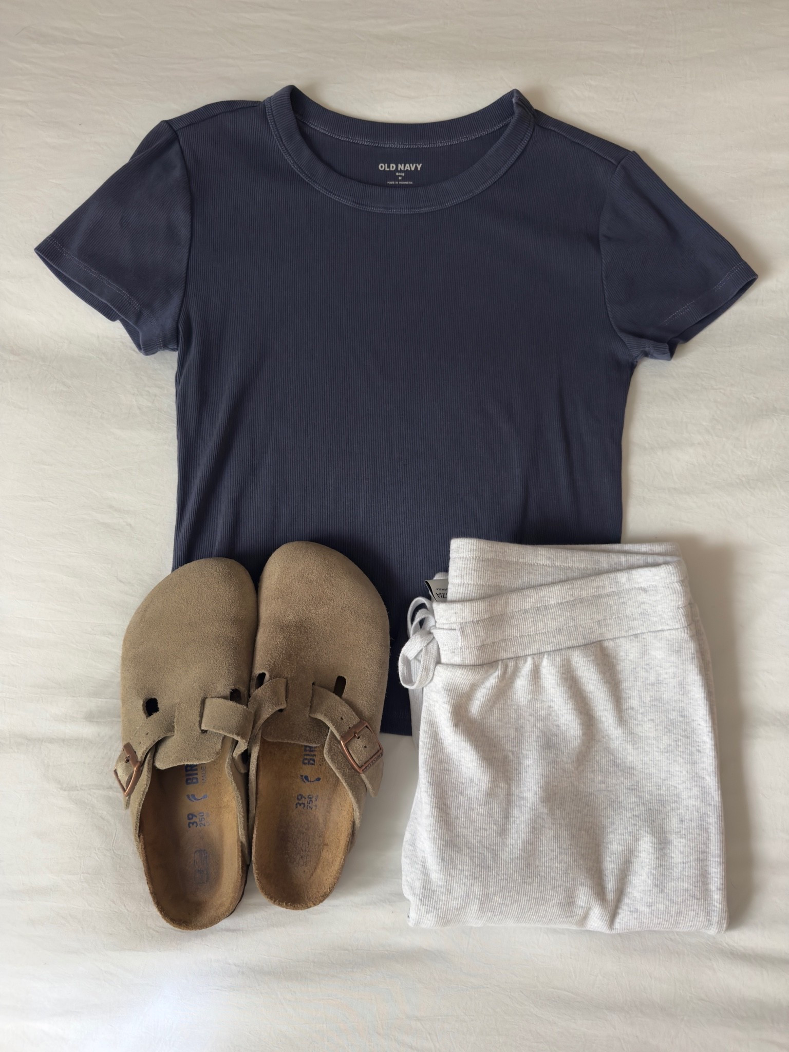 💙💙

#comfyoutfit #loungewear #aritzia #navyblue #homestretch #birkenstockclogs #casual

#LTKSeasonal #LTKSaleAlert #LTKootd