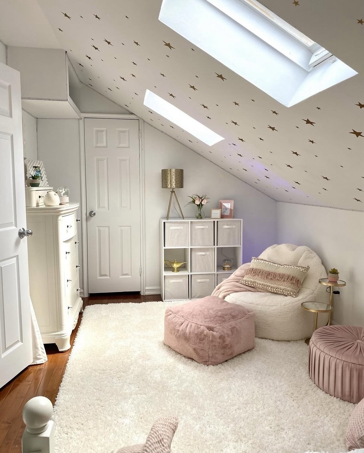 Where comfort meets cute — every teen deserves a space like this. Cozy corners, warm lighting, and a little sparkle overhead.#teen

#LTKFamily #LTKHome