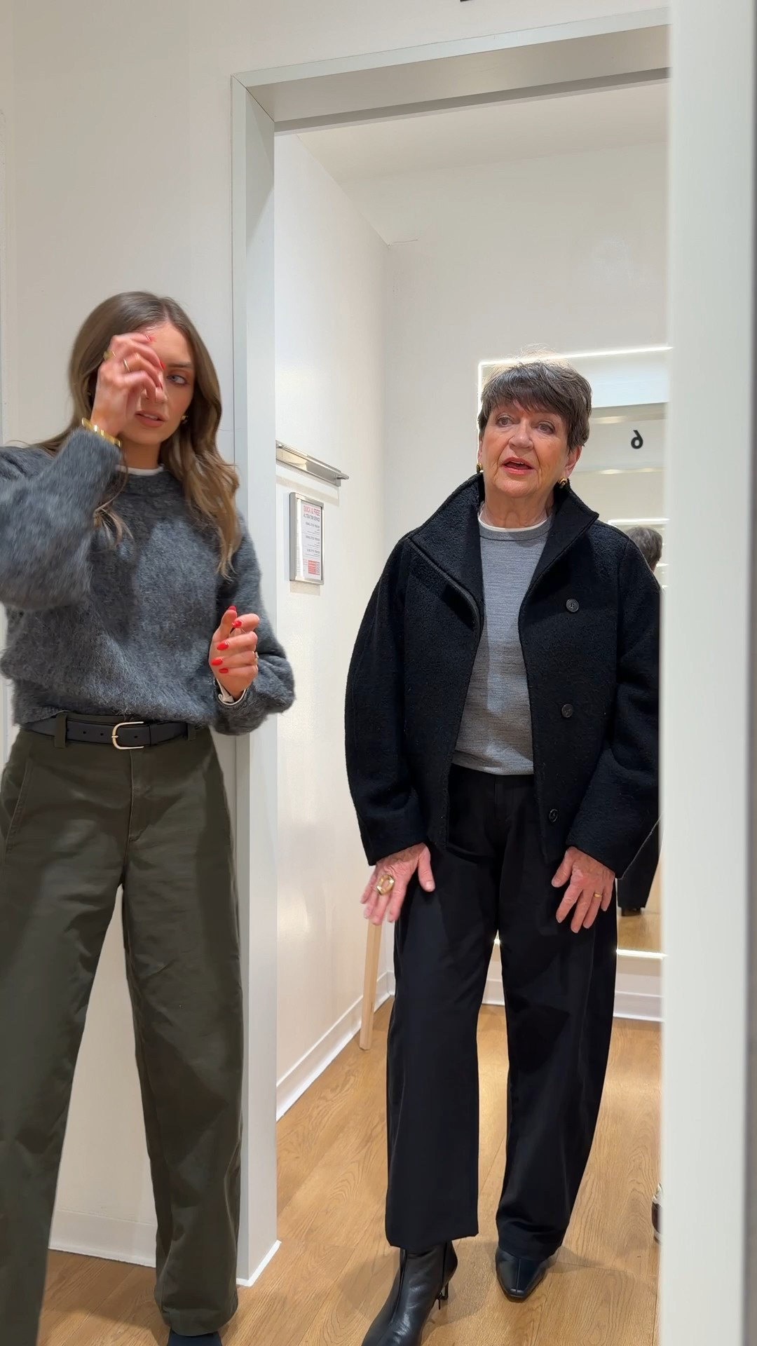 My mum trying the Uniqlo barrel leg trousers
Trying the medium reg here & she’s 5ft 4 and a UK 12/14

Large in the 100% merino wool grey jumper
My & other stories jacket 
Mint velvet black leather pointer ankle boots - older so similar linked
Warehouse trench-coat - older so similar linked
M&S woven bag - older so similar linked