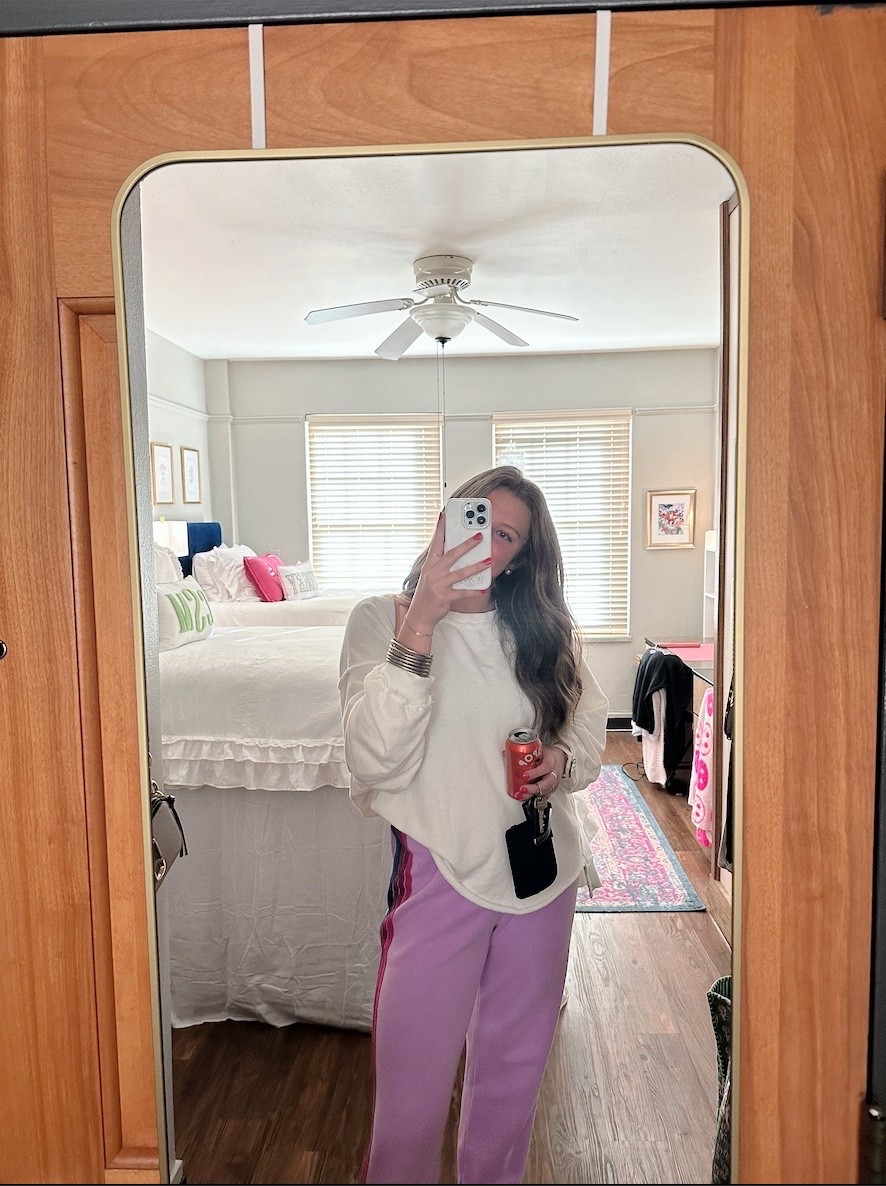 super comfy study session outfit 📚📖🤓
large in the pullover and large in sweats 👏🏼