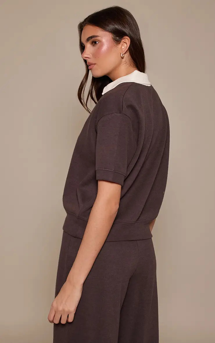 T-Shirts | Brown Collared Polo Emblem Top | PrettyLittleThing | PrettyLittleThing UK