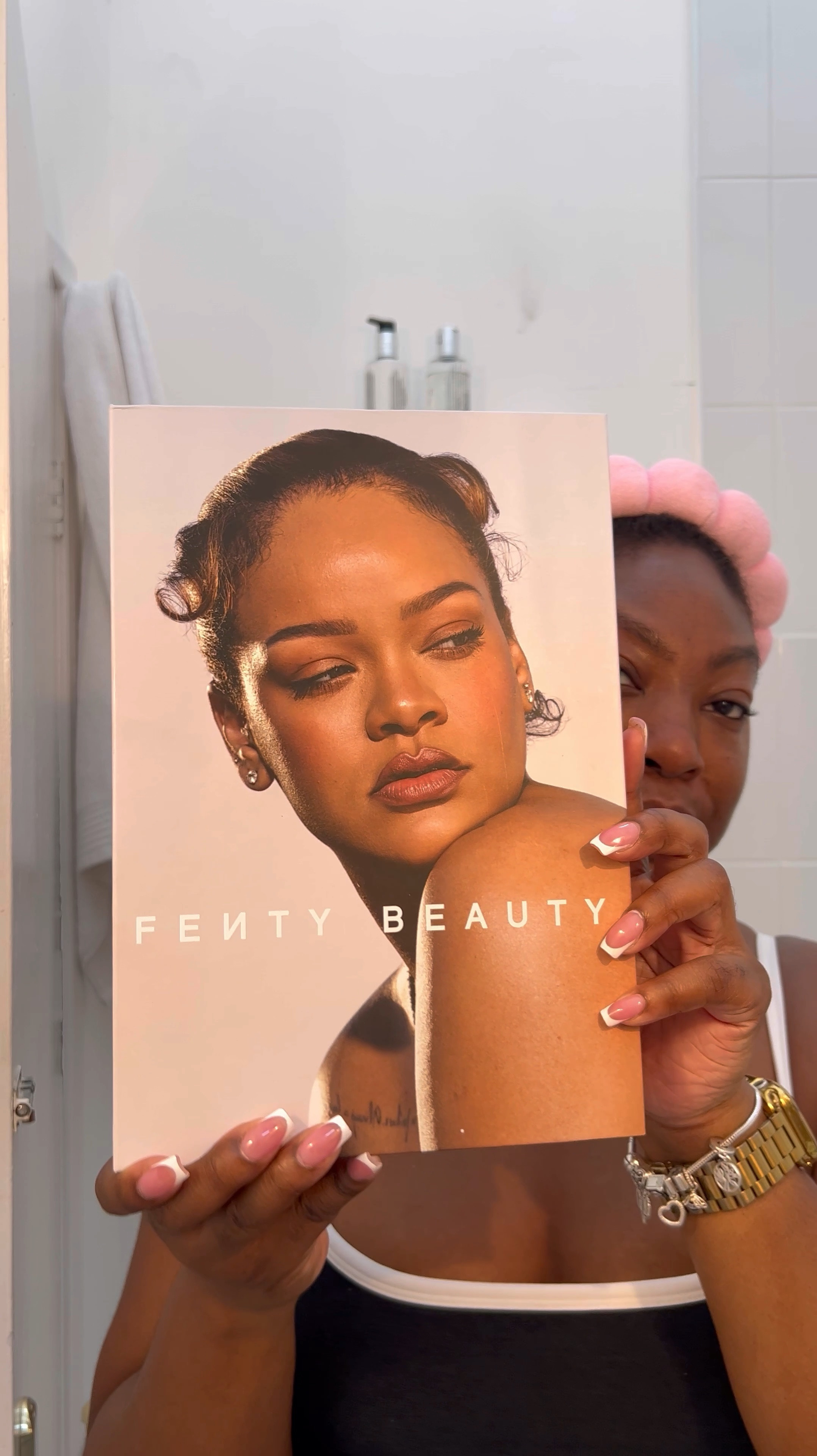 Soft-Lit in just 10 mins!? 🤯😍
Im all about looking like yourself on a GOOD DAY when it comes to makeup! So when I saw this glowy & natural foundation… I HAD to try it!! Rih-Rih did it again 😍✨

Base:
- Soft-lit naturally luminous foundation (425) 
- Match Stix (Espresso)
- Sun Stalk’r instant warmth bronzer (mocha mani, coco naughty) 
- Hella thicc mascara
- Trace’d out Lip liner (I woodnt)
@fentybeauty 
- Forever skin correct concealer (5N) @diorbeauty 
- All nighter setting spray @urbandecayuki 
- Easy bake setting powder (Kanufa) @hudabeauty 
- Color fuse glassy blush balm (glassy watermelon) @hauslabs 
- Fluffy brow duo (granite) @makeuprevolution 
- 2000 calorie lip glaze (caramel swish) @maxfactor 

Skin prep:
- The mist 
- he hydrating infused emulsion 
Both @lameruk 
- Futute renew defence shield SPF 50 @no7uk 
- True matte Pro filt’r primer @fentybeauty 

Tools:
- Foundation brush 115 @fentybeauty
- Powder puff (Large) @hudabeautyshop 

#fentyfoundation #fentybeauty #naturalmakeuptutorial #beginnerfriendly #makeuproutine #glowingmakeuplook #combinationskin

Beauty products, Makeup tutorial, soft lit foundation, foundation, lip combination, Beauty tips, Beauty trends, Skincare, black girl makeup, brown girl makeup, Beauty hacks, Makeup reviews, Beauty influencers, Makeup trends, Fenty beauty
@lamer @tracepublicity

#LTKuk #AugustBrandSpotlight #LTKbeauty