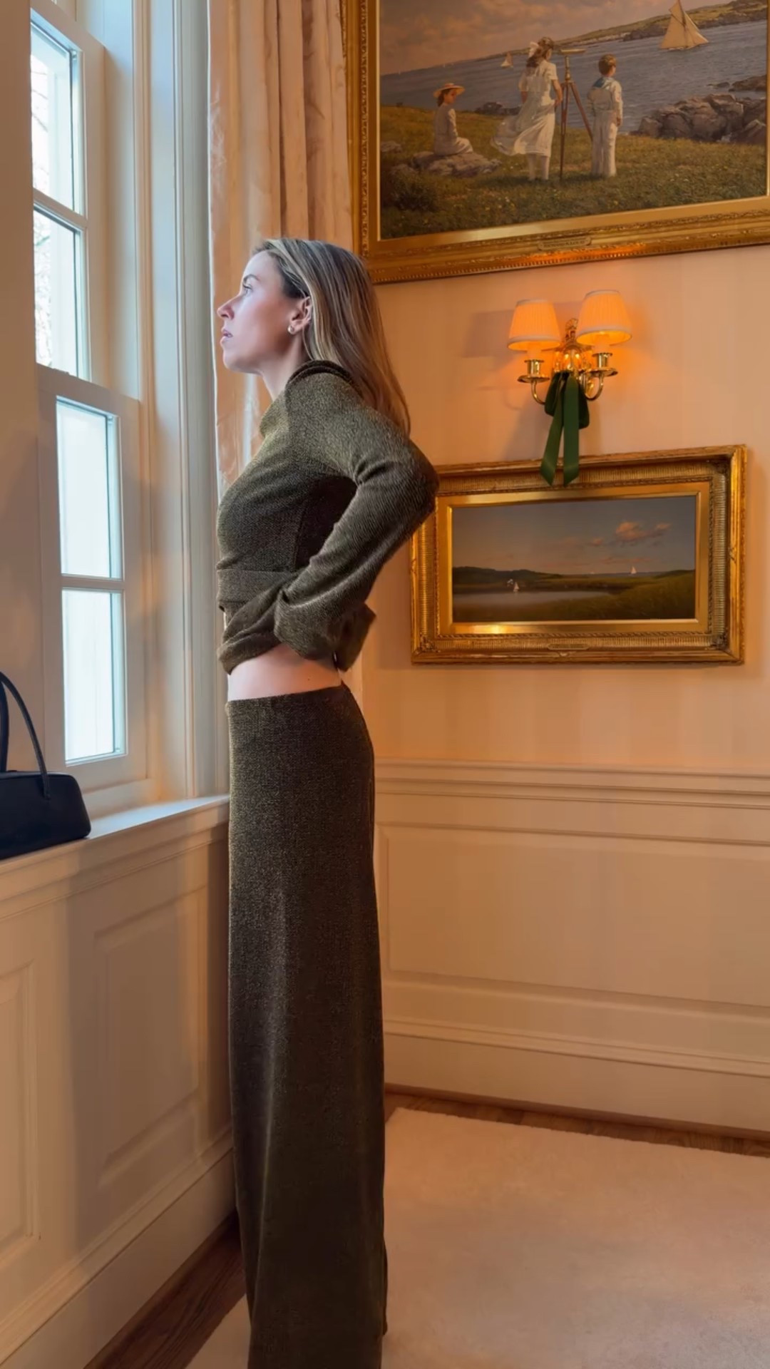 if you’re looking for a comfortable festive holiday outfit, you’ve found it! leave it to @juliaamory !!🪩🖤 comment SHOP & I’ll send you the details on this look 

#holidayoutfits #festiveoutifts #holidaylooks #holidaypartyoutfit #christmasoutfit #classicstyle