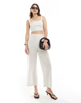 Stradivarius – Set in Leinenoptik mit rustikalem Streifenmuster aus Camisole-Oberteil mit eckig... | ASOS (Global)