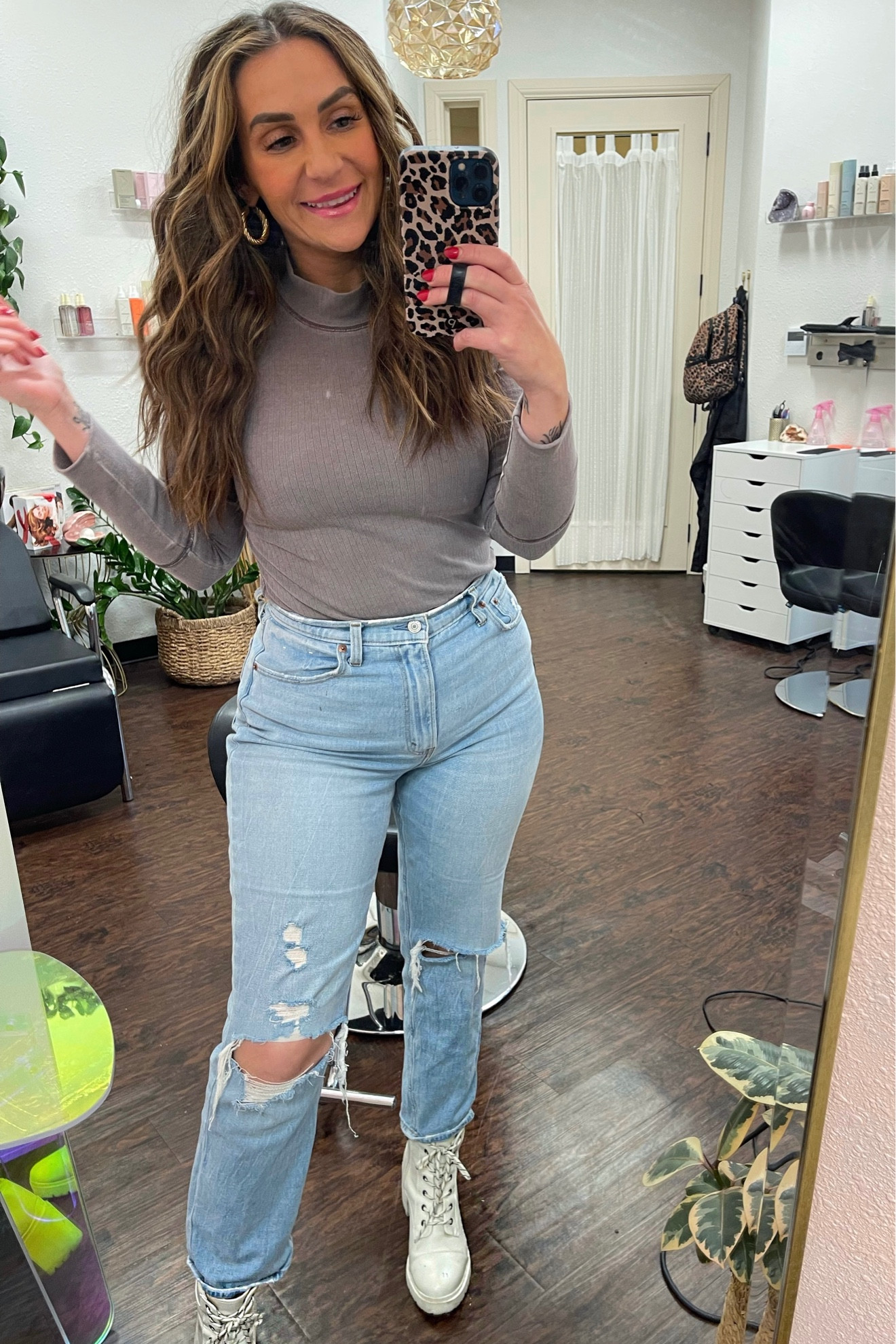 When in doubt, keep it simple.
Finding outfits that transition from salon to mom life is kind of a job🧞‍♀️
I’m 5’6”
155lbs
Top - S
Jeans - 29 L
Boots - 9.5 TTS