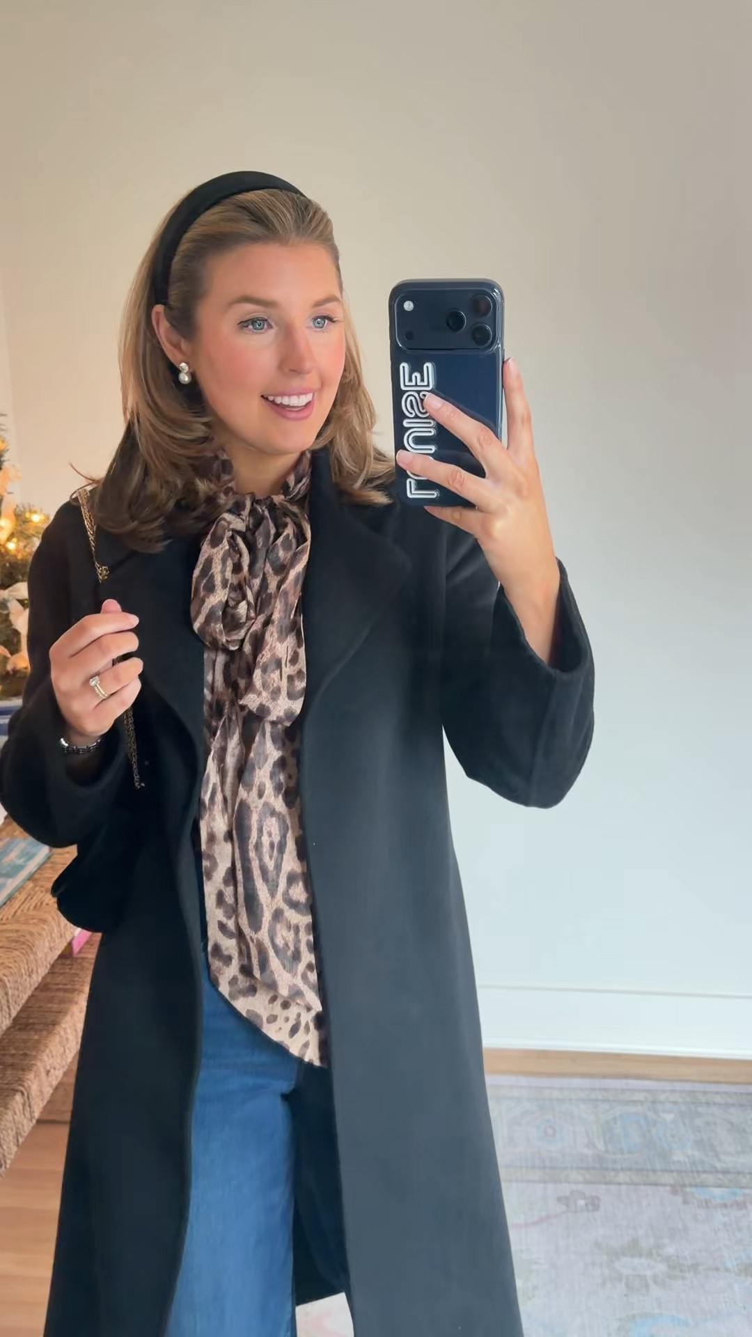 Outfit idea for NYC at Christmas! Wearing a 2 in top and XS in coat! Wearing a S in jeans 

NYC // New York City outfits 