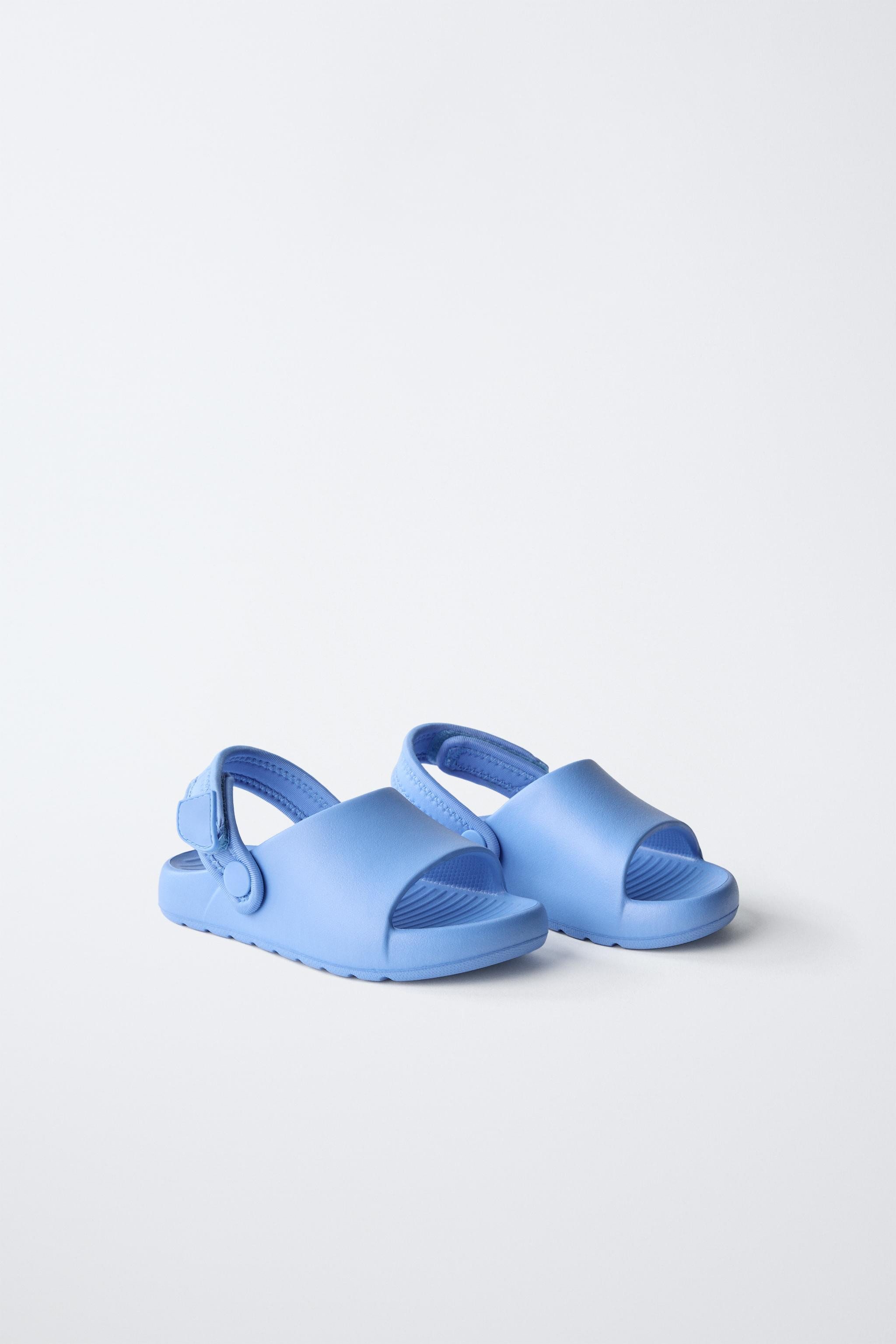 Rubber pool slide sandals. Hook-and-loop closure at back strap. Rubber soles. | Zara US