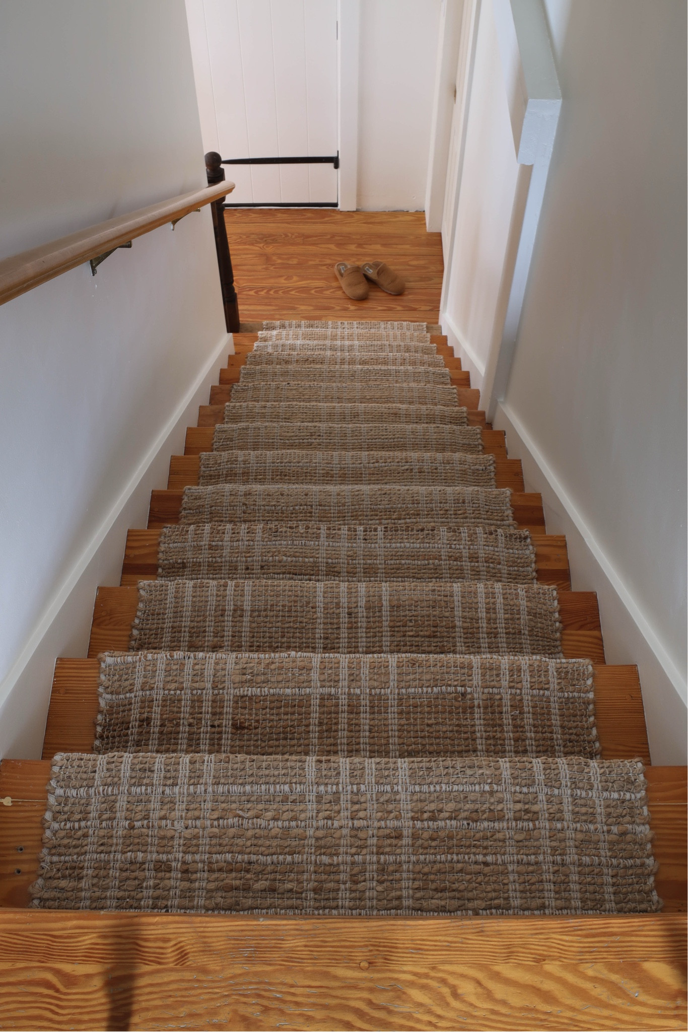 Save yourself hundreds, if not thousands, of dollars by using readymade runners for your staircase. I rounded up 11 readymade runners from @wayfair that would make great stair runners. #wayfair #wayfairpartner