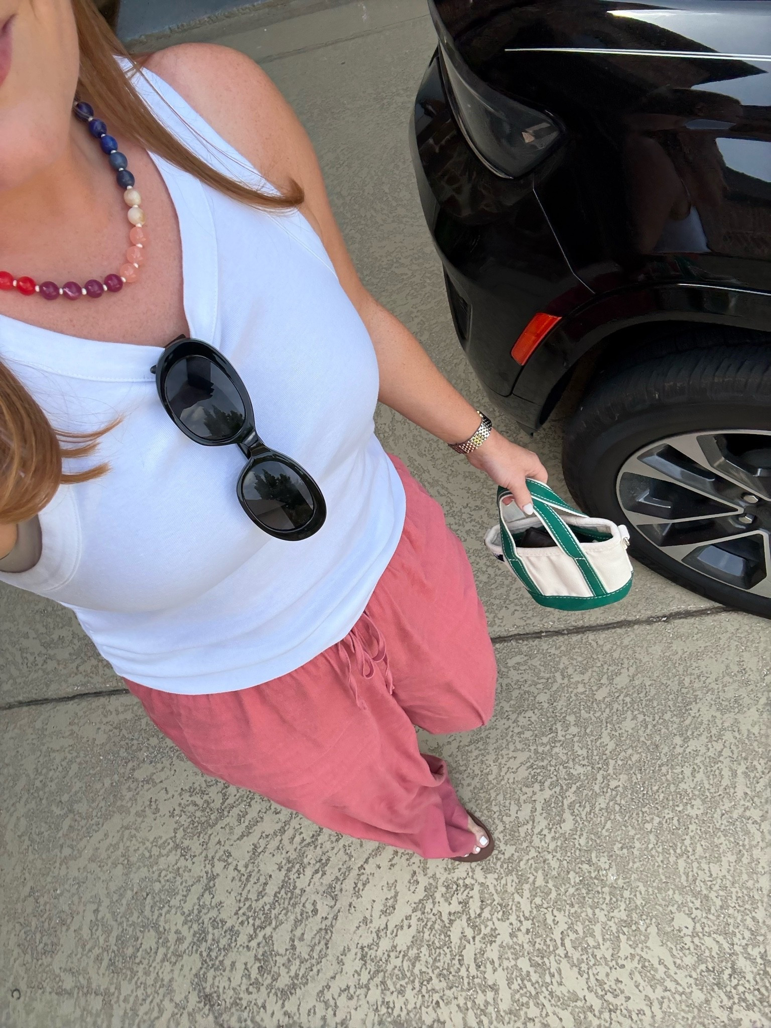 Friday casual look! Mom outfit for being on the go in comfy pants but still put together!