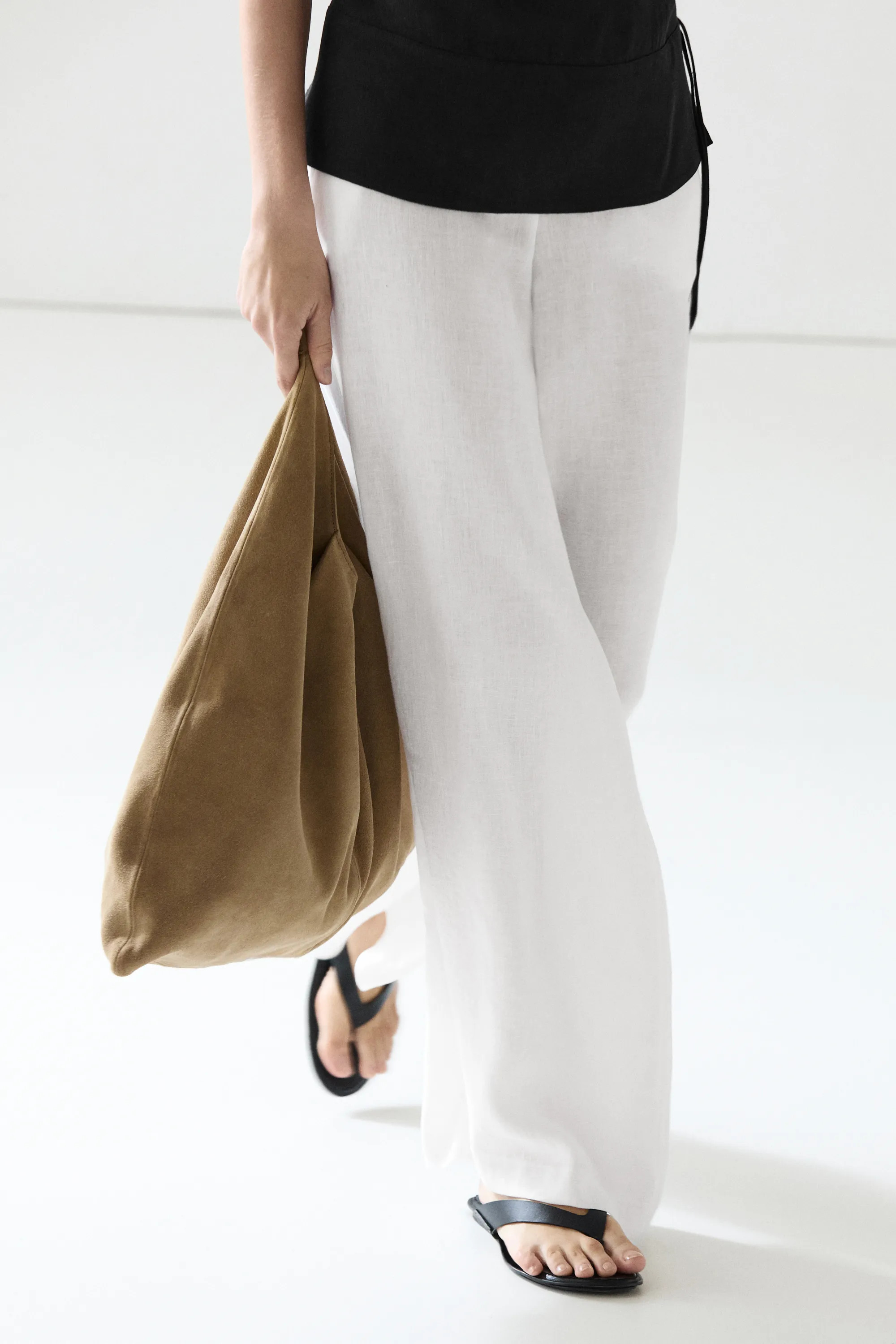 Trousers made of linen. Two side pockets. Two patch pockets on the back. | Massimo Dutti US