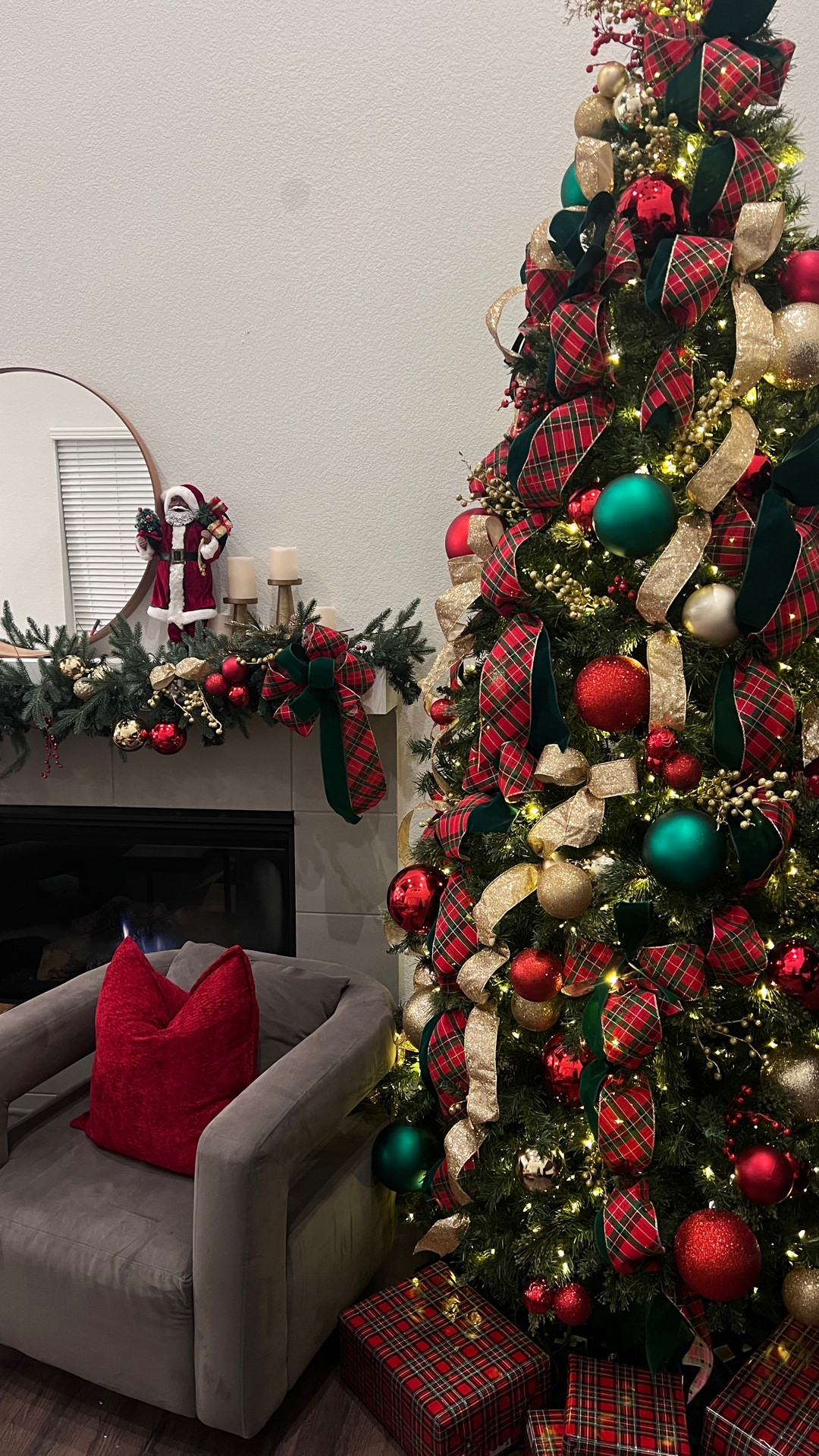 Red and green traditional Christmas vibes

#LTKHoliday