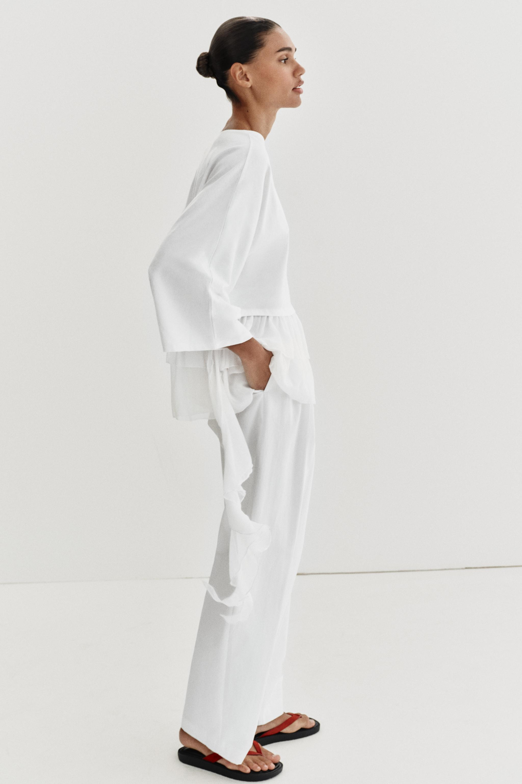 Model height: 177 cmREGULAR FIT - ROUND NECK - REGULAR LENGTH - SHORT SLEEVET-shirt with a main f... | Zara DE