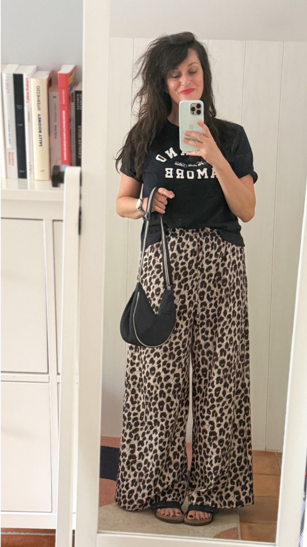 • T-shirt « Milano » bleu marine #hm (en lien)
• Pantalon large léopard #halara (similaire en lien)
• Banane bleu marine à galon blanc #uniqlo (en lien)
• Mules Arizona bleu marine #birkenstock (en lien)
• Rouge à lèvres semi-mat « Defiant Coral » #esteelauder (en lien)

#LTKmidsize #LTKfrance #LTKeurope