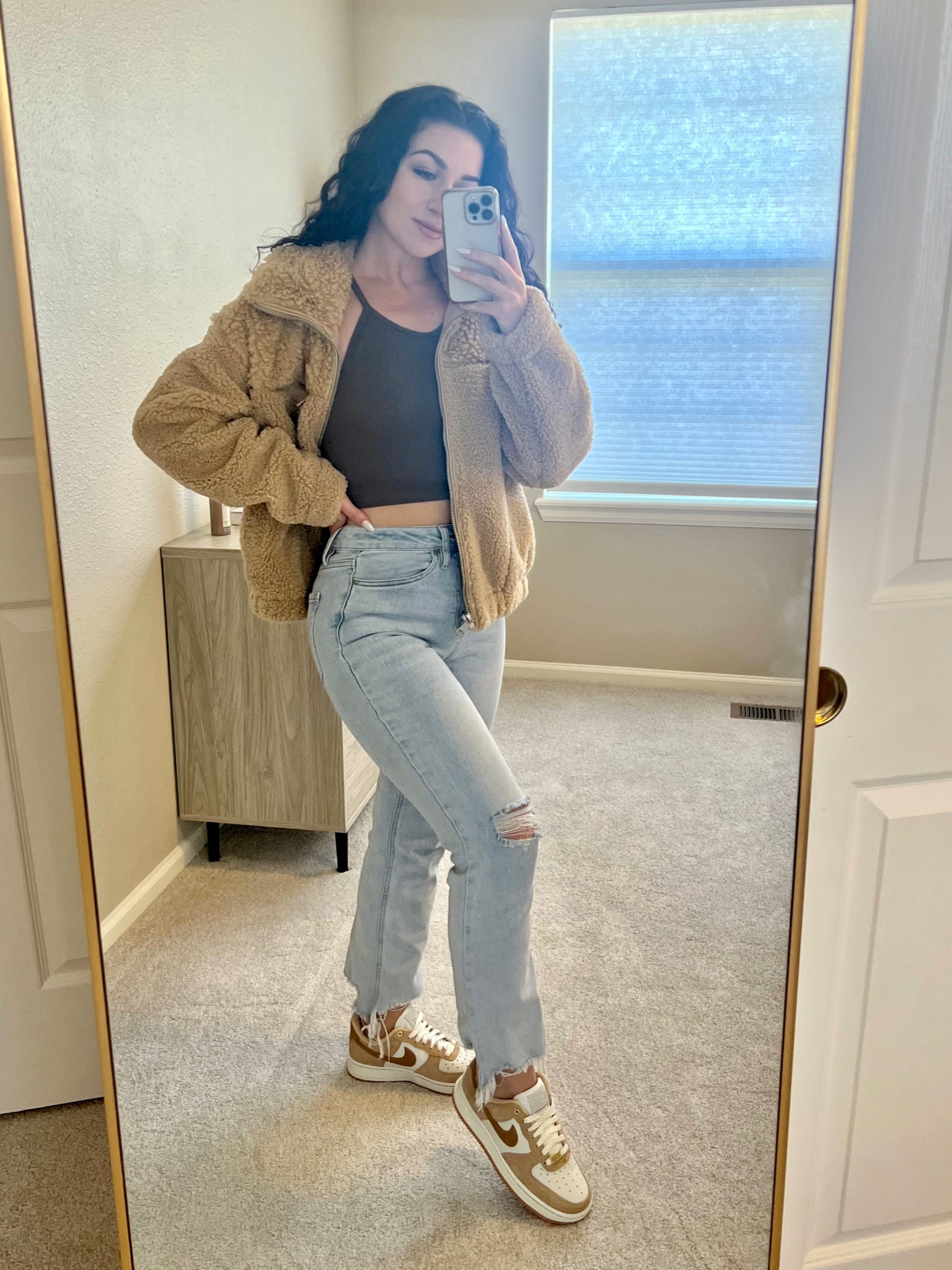 Casual weekend outfit 🤍

Jeans, sherpa jacket from Abercrombie, and Nike Air Force 1s 👟 