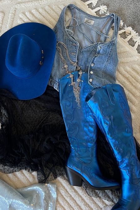 Country western outfit for country music festival and country concert inspiration 

#LTKStyleTip #LTKMidsize #LTKParties