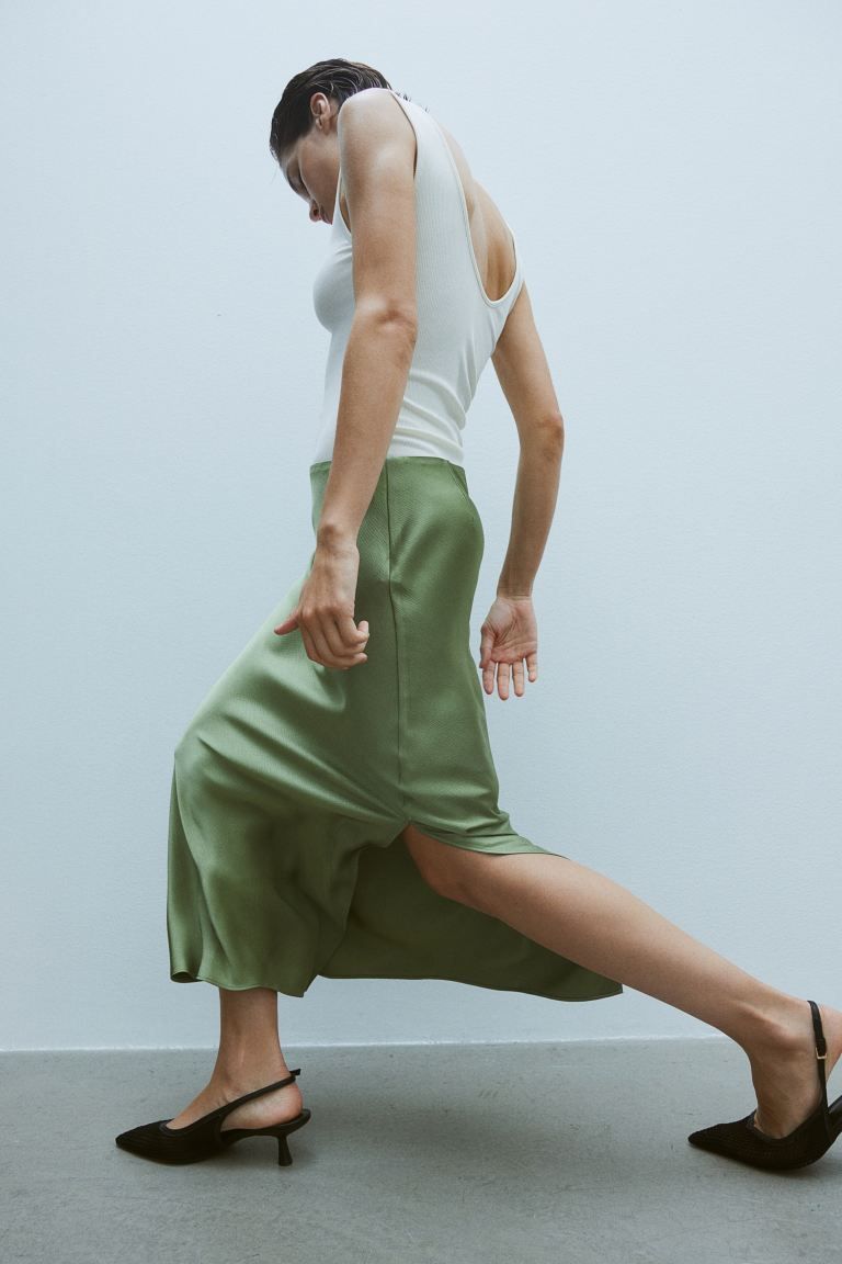 Crêpe satin skirt - Low waist - Long - Light khaki green - Ladies | H&M GB | H&M (UK, MY, IN, SG, PH, TW, HK)