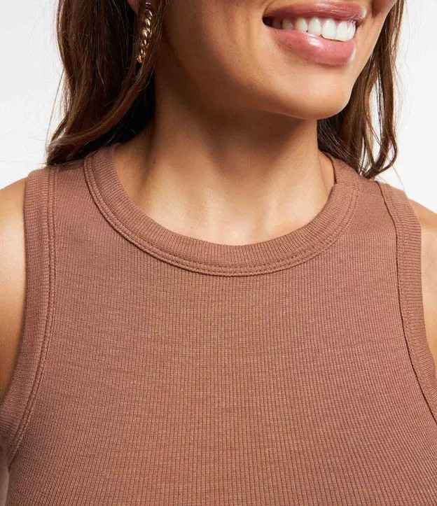 Regata Cropped em Ribana Canelada com Gola Redonda Marrom | Renner (BR)