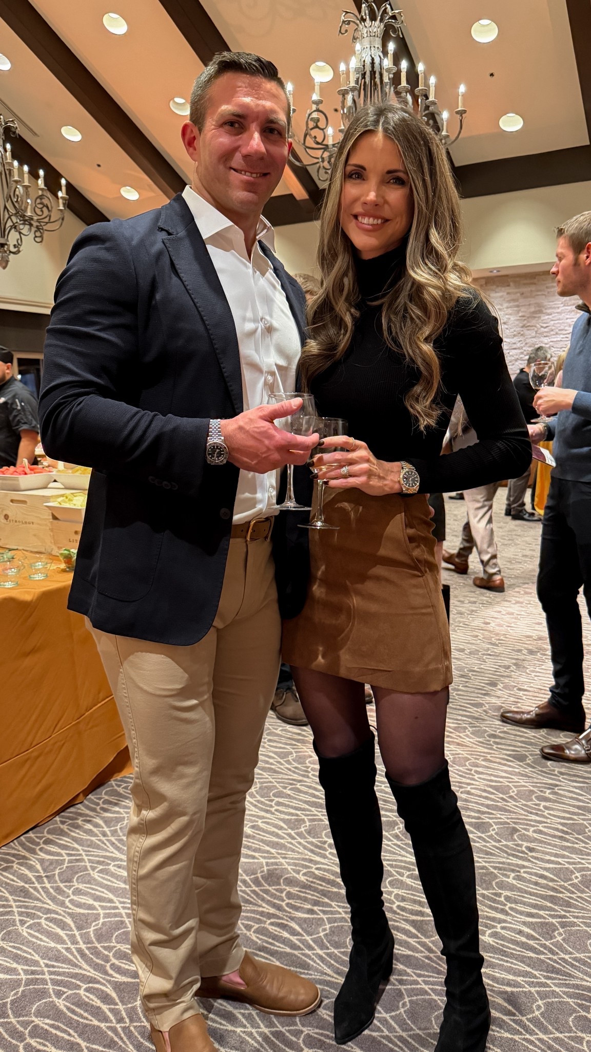 Fall wine tasting night outfits 🤍 found this faux suede mini skirt on sale for $30 🤯🤯 the fit is super flattering and it has two pockets! Size down one size!

#LTKTall #LTKHoliday #LTKFindsUnder50