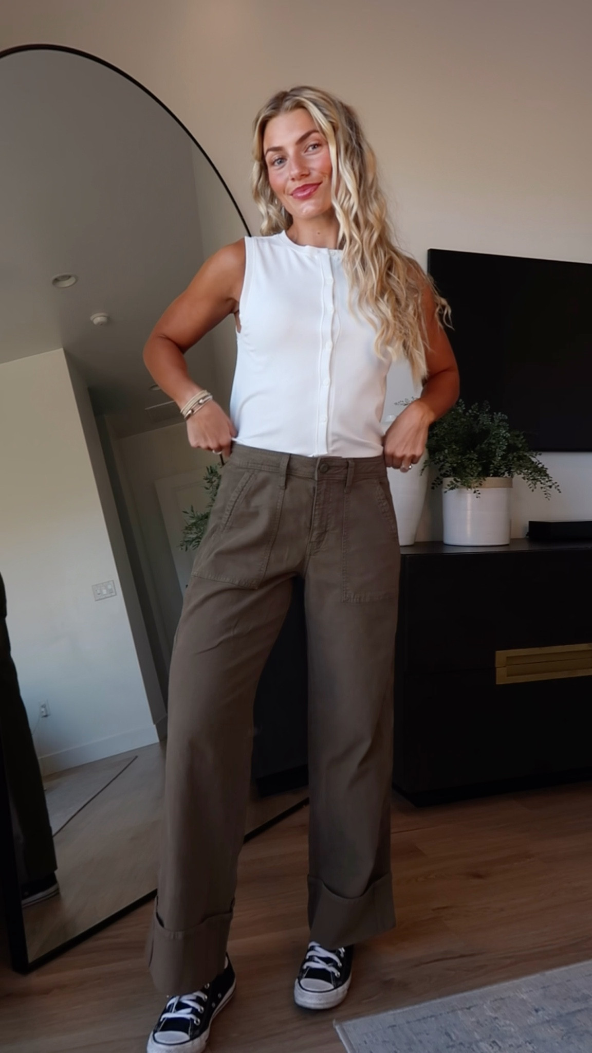 THESE PANTS >>> 

(pants run really big - size down 1-2 sizes from your regular pant size) 

I’m 5’5-5’6 wearing ‘regular’ length 

white top : size small
cardigan : size small
henley : size size 

#LTKSaleAlert #LTKFindsUnder50 #LTKStyleTip