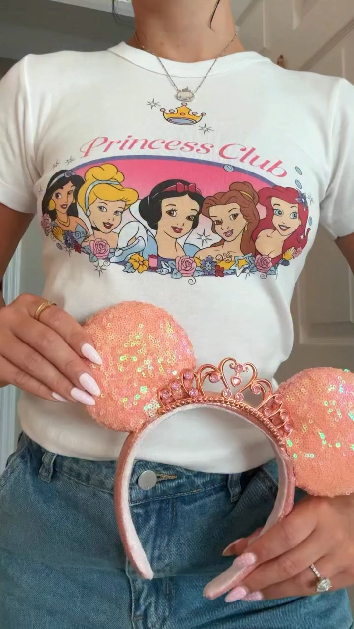 Let’s style the cutest new Disney princess baby tee from @shop.kachowvintage 👑

Links coming soon! 

Jeans @shopcider 
Shoes @adidas 
Jewelry @kendrascott and @theofficialpandora 
Ears @disneystore 

Disney princess • Disney outfit • Disney style • vintage Disney • Disney fashion • Disney content ideas 
#disneycreator #disneystyle #disney #disneyprincess #disneyoutfitinspo