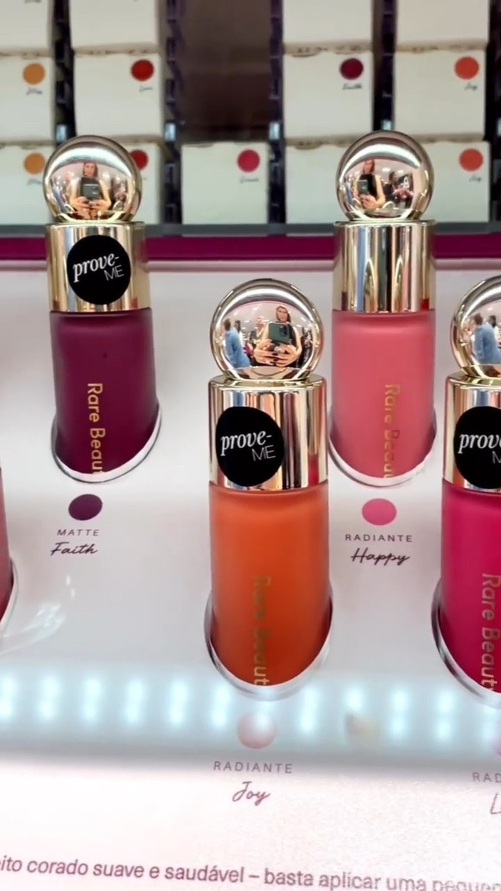 Swatches e resenha dos blushes
líquidos Soft Pinch de Rare Beauty!
• São 11 tons no total! Nas imagens mostro primeiro os 8 mais coloridos e depois os 3 tons nude!
Eles são extremamente pigmentados e esfumar muito facilmente! Então, só uma micro gotinha já é suficiente para colorir a pele lindamente! #dica Caso aplique demais, volte com a esponja ou pincel que esfumou a base/ corretivo e passe por cima para atenuar a cor!
. As cores têm acabamentos diferentes. As cores Bliss, Grace, Love e Faith tem acabamento matte, ou seja, ficam mais sequinhos e opacos na pele.
Os tons Believe, Hope, Encourage, Happy, Joy,
Lucky, Grateful têm acabamento radiante, e deixam a pele com aspecto mais hidratado.
A textura de todos os tons é muito leve e, mesmo os tons mais radiantes dão efeito de pele mais uniforme. Duram o dia todo na pele e não obstruem os poros.
e Como combinar esse produto?
Como esse é um produto à base de silicones e cera, evite usar por cima de bases/corretivos com formulação à base de água para não abrir a base. Para verificar isso, veja se na lista de ingredientes da sua base tem água como primeiro ingrediente OU me chame que eu te ajudo a entender.

#LTKbrasil