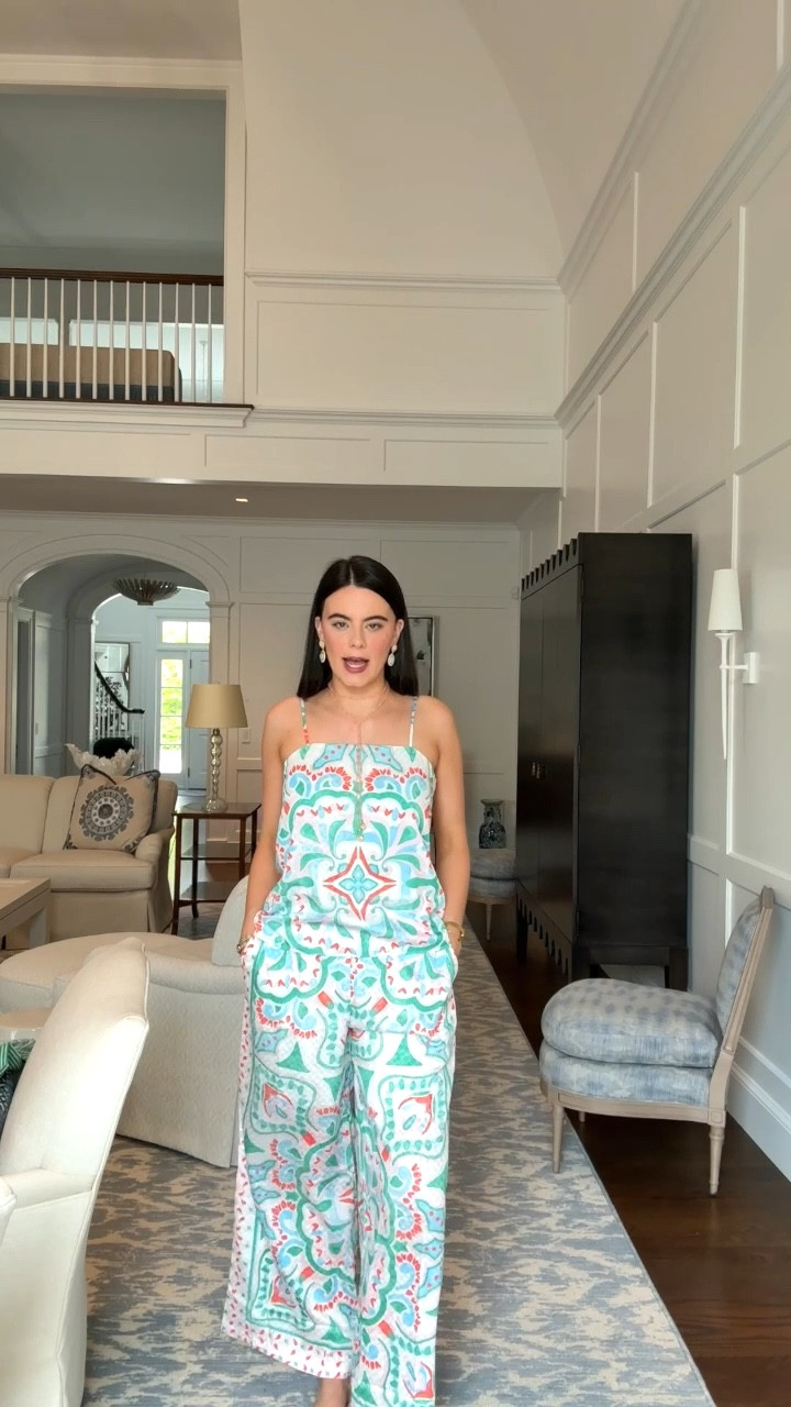 Fun little summer set from Avara! Matching top and pants with some cute jewelry! This whole outfit would be great for a vacation 